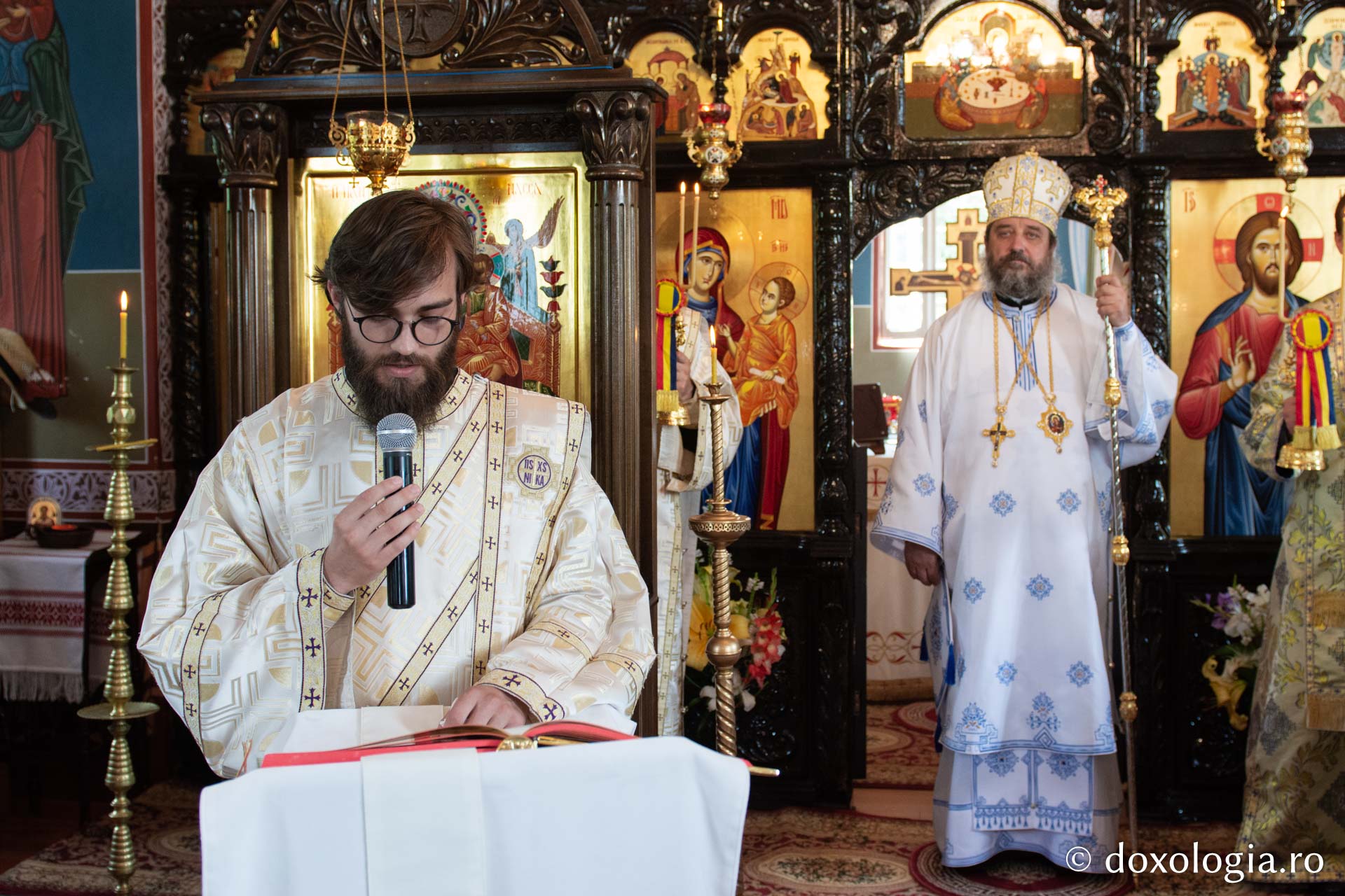 Diacon citind Evanghelia