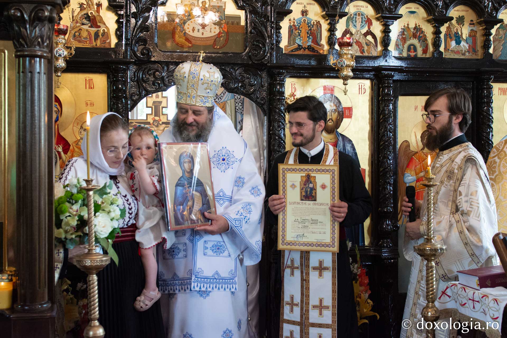 PS Nichifor alături de preotul paroh și familia lui