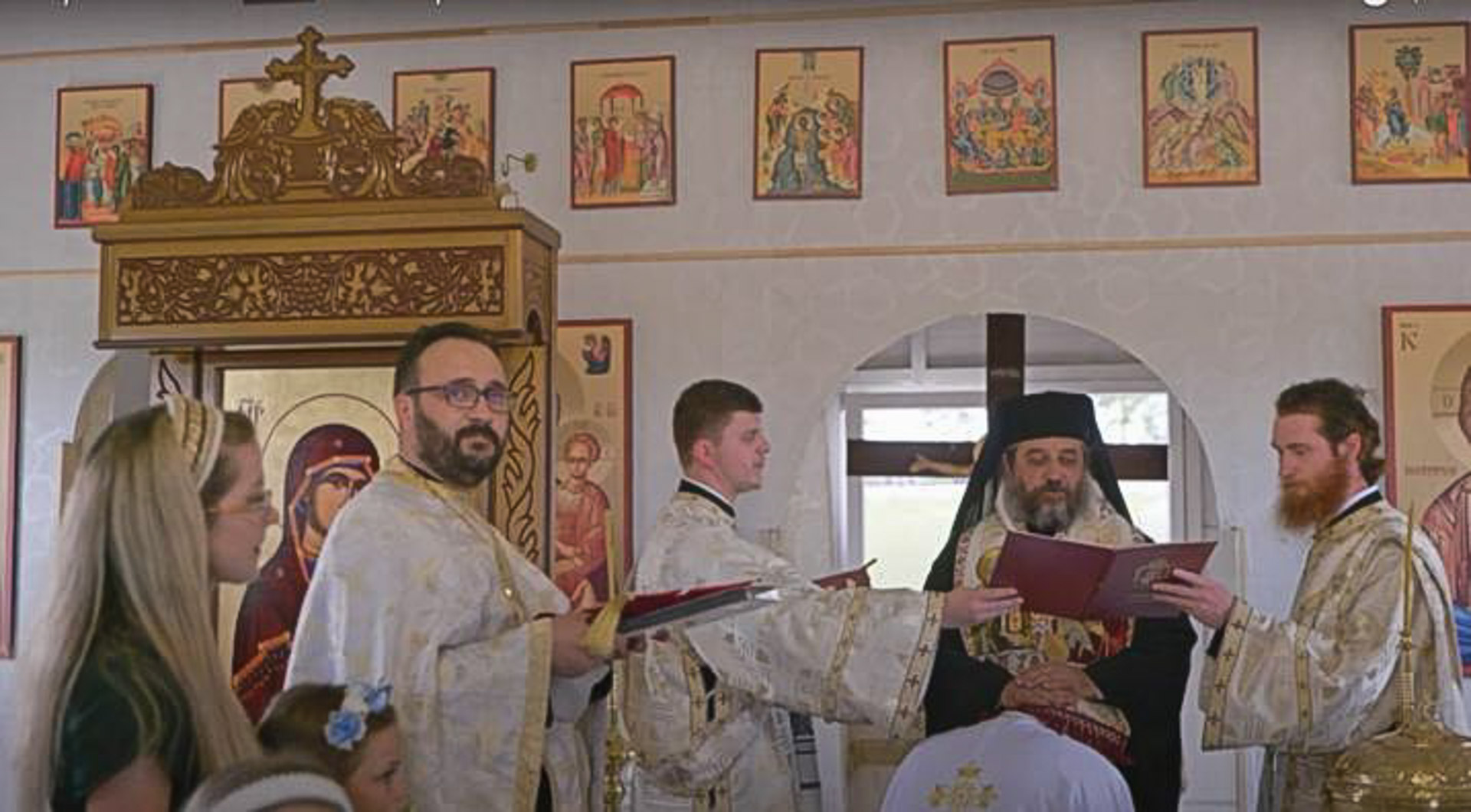 Hirotesie întru iconom stavrofor