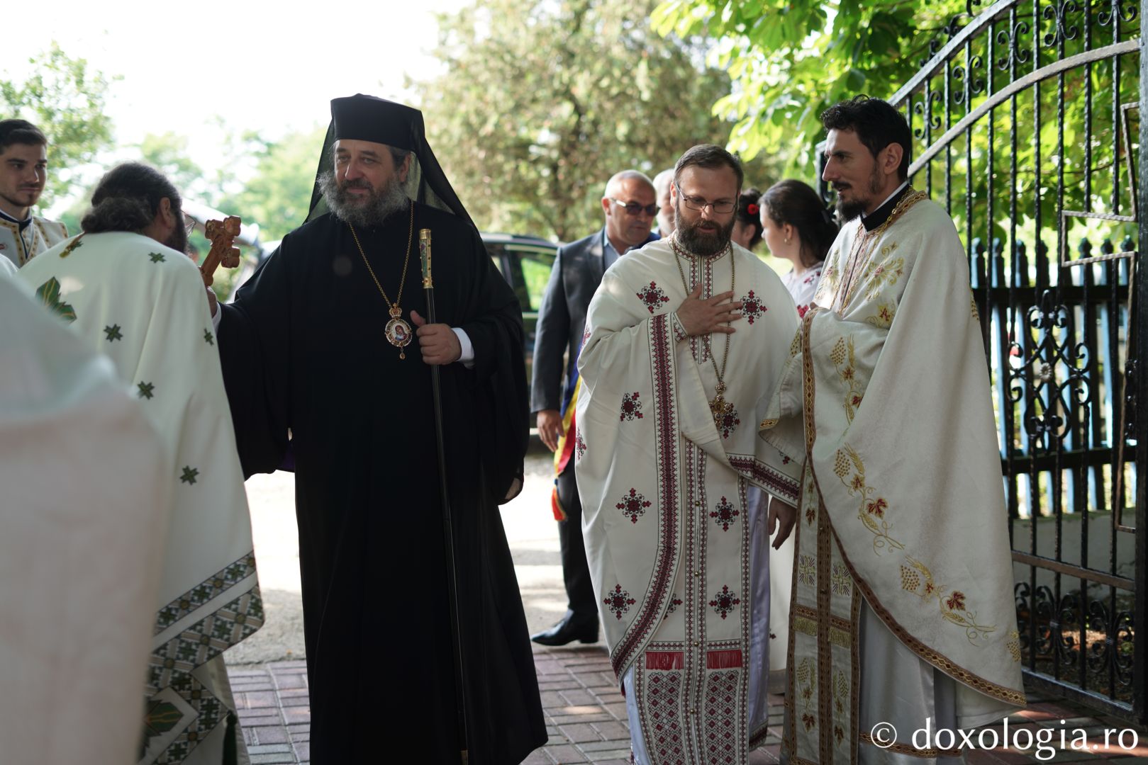 Preasfințitul Părinte Nichifor Botoșăneanul, Episcop-vicar al Arhiepiscopiei Iașilor, întâmpinat de soborul slujitor / Foto: Ștefan Chircă