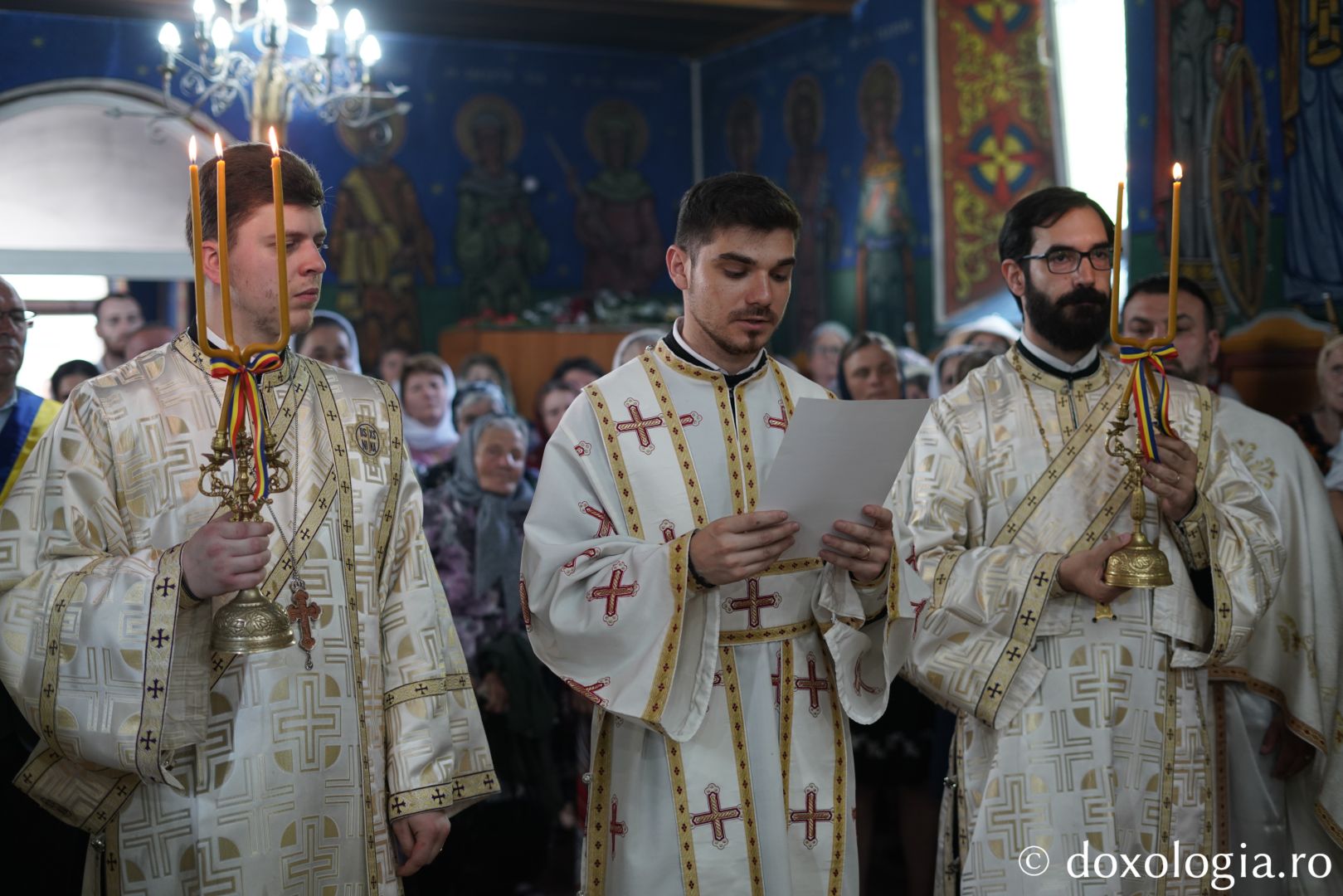 Diaconul Adrian Rădeanu, citind mărturisirea de credință față de Biserică / Foto: Ștefan Chircă