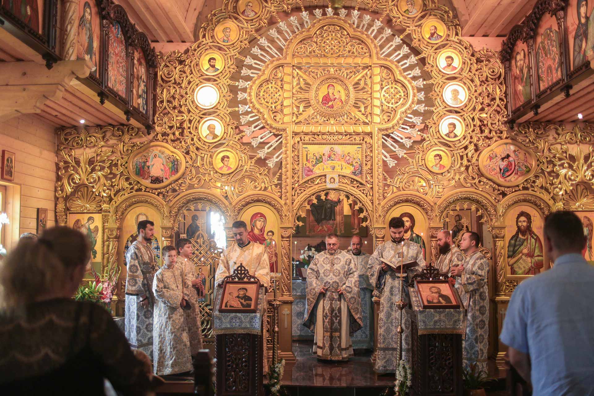 Sfânta Liturghie la Parohia „Buna Vestire” din München Preoți slujind Sfânta Liturghie