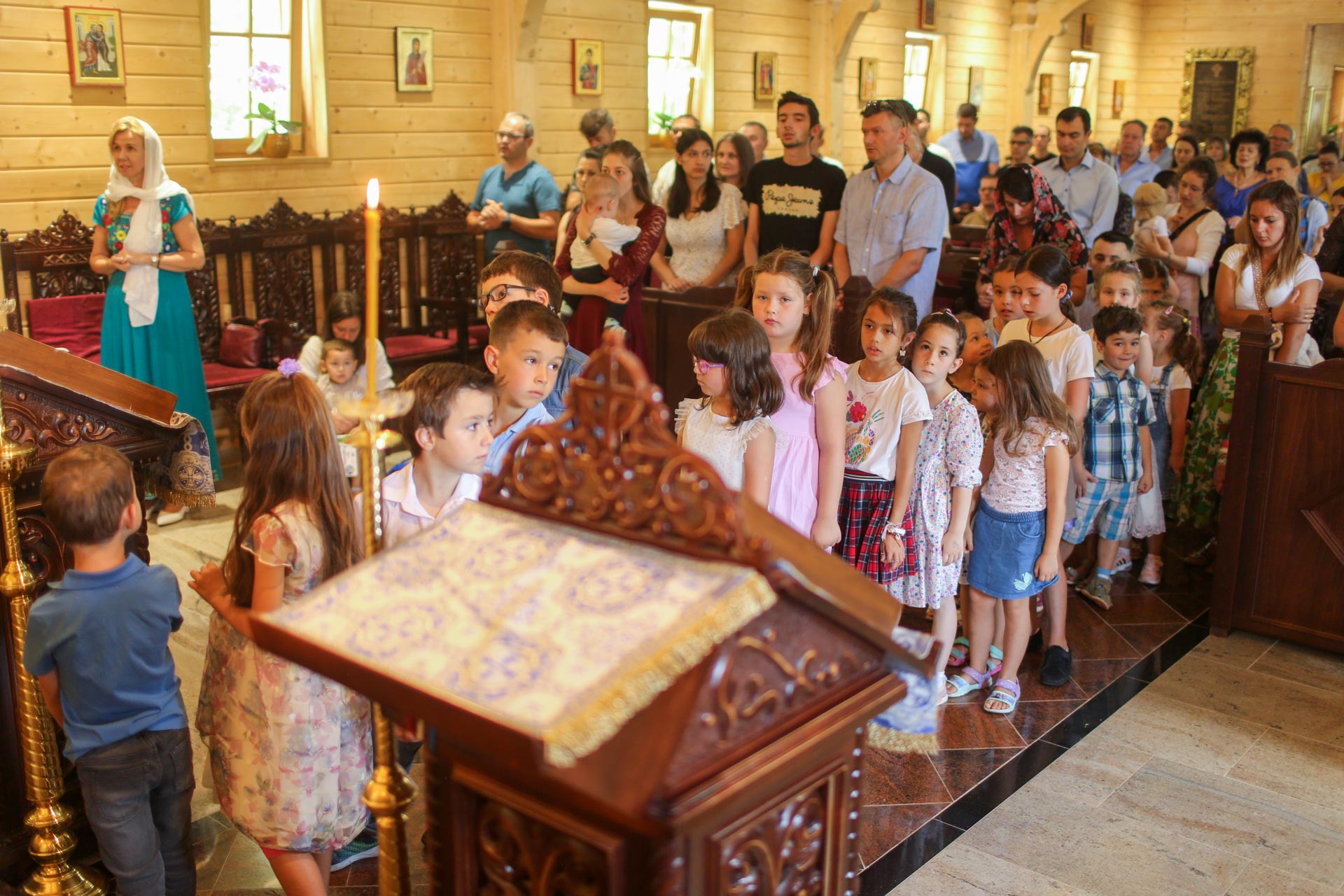 Copii în biserică
