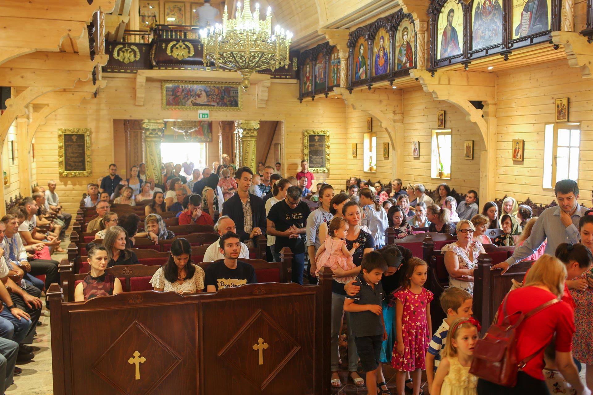 Credincioși în biserică