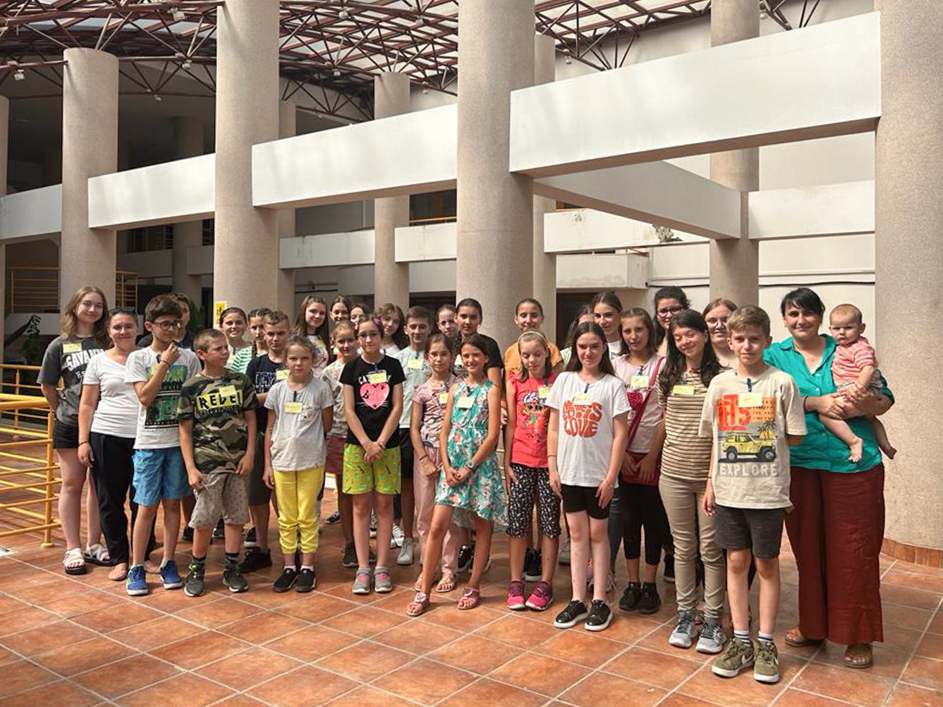 Pro Vita Iași organizează o școală de vară pentru elevii cu rezultate foarte bune la învățătură Grup de copii in scoala de vara