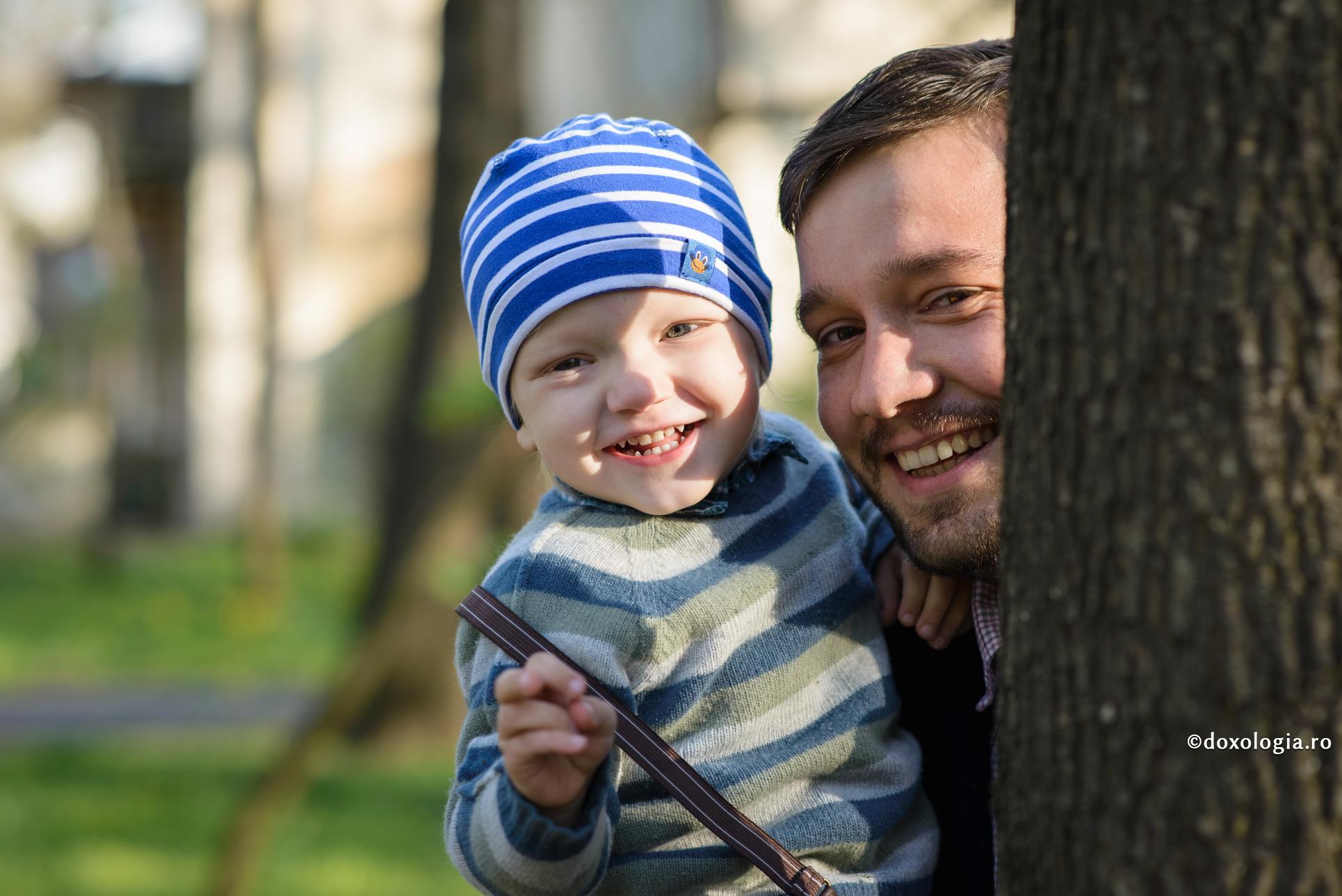 tată și fiu zâmbind