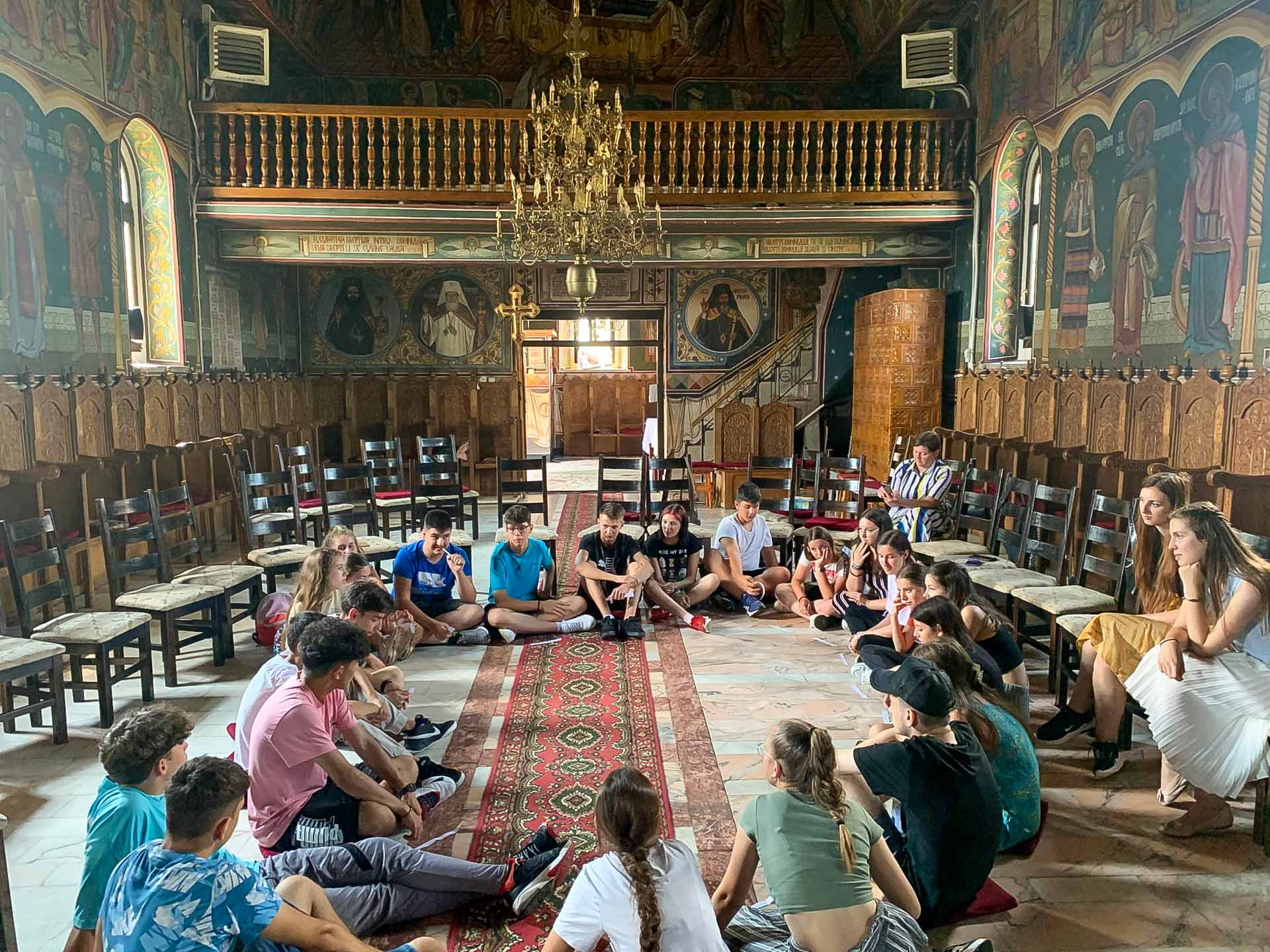 Sesiuni de formare pentru tinerii din Protopopiatul Roznov Copii în biserică