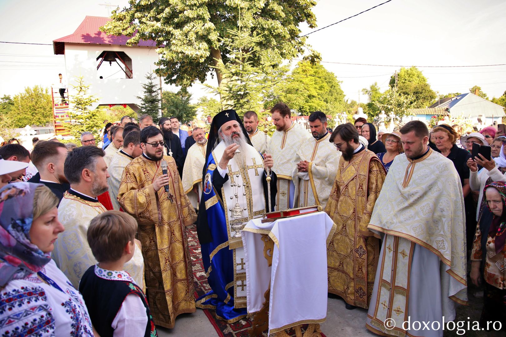 Biserica închinată Sfântului Ierarh Nicolae din Bădiuți a fost târnosită