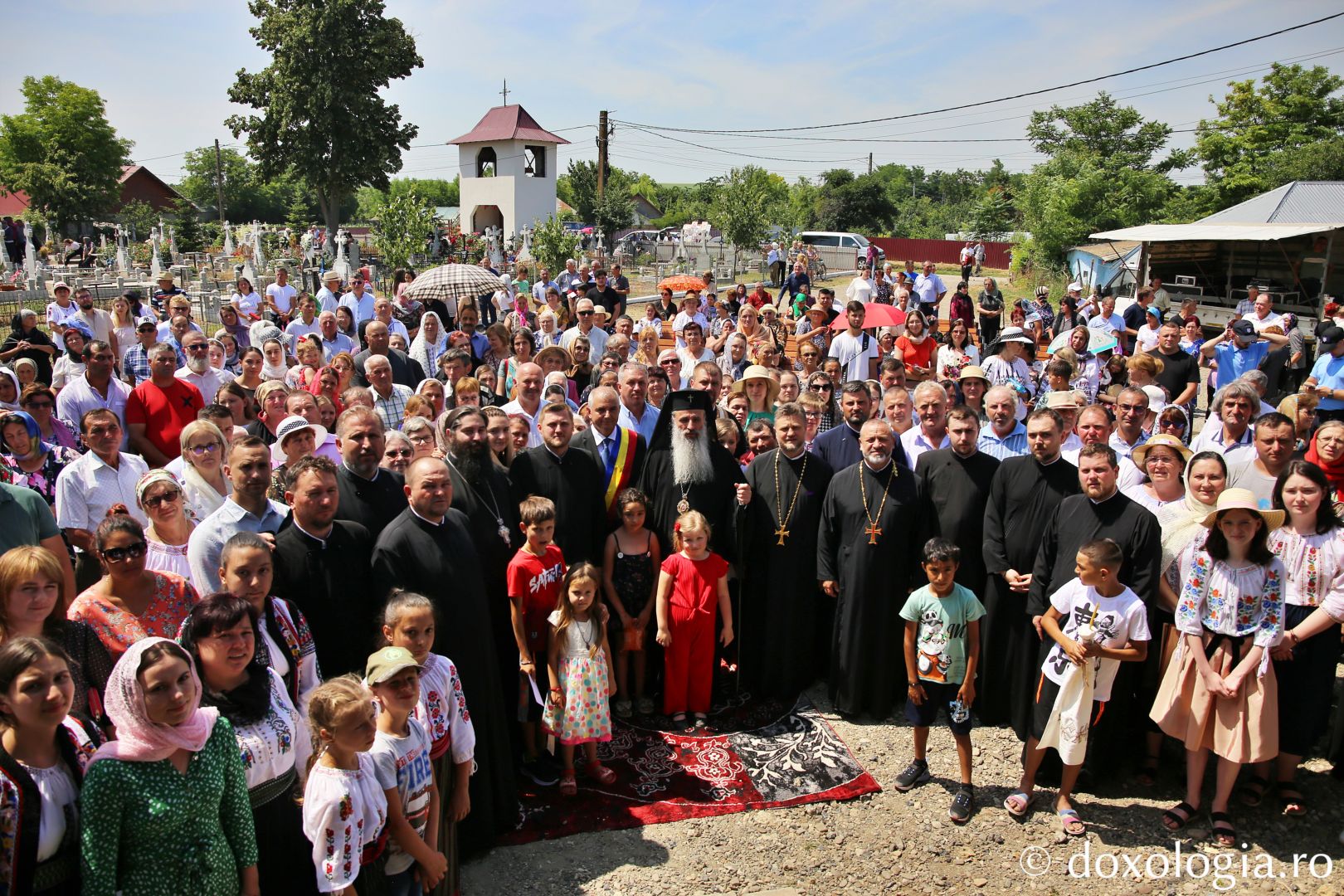 Poză de grup de la sfințirea Bisericii „Sfântul Ierarh Nicolae” Bădiuți - Ștefănești / Foto: Flavius Popa Biserica închinată Sfântului Ierarh Nicolae din Bădiuți a fost târnosită