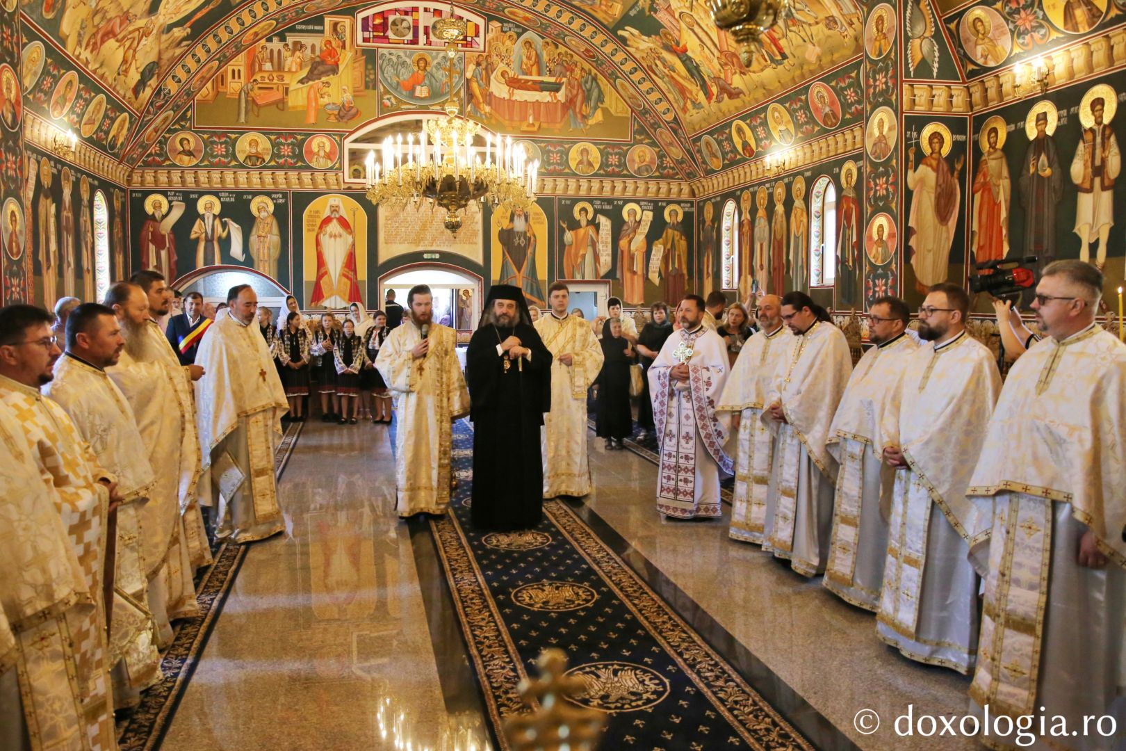 PS Nichifor Botoșăneanul, dimpreună cu clericii din Darabani, la slujba de sfințire a Bisericii din Concești / Foto: Flavius Popa