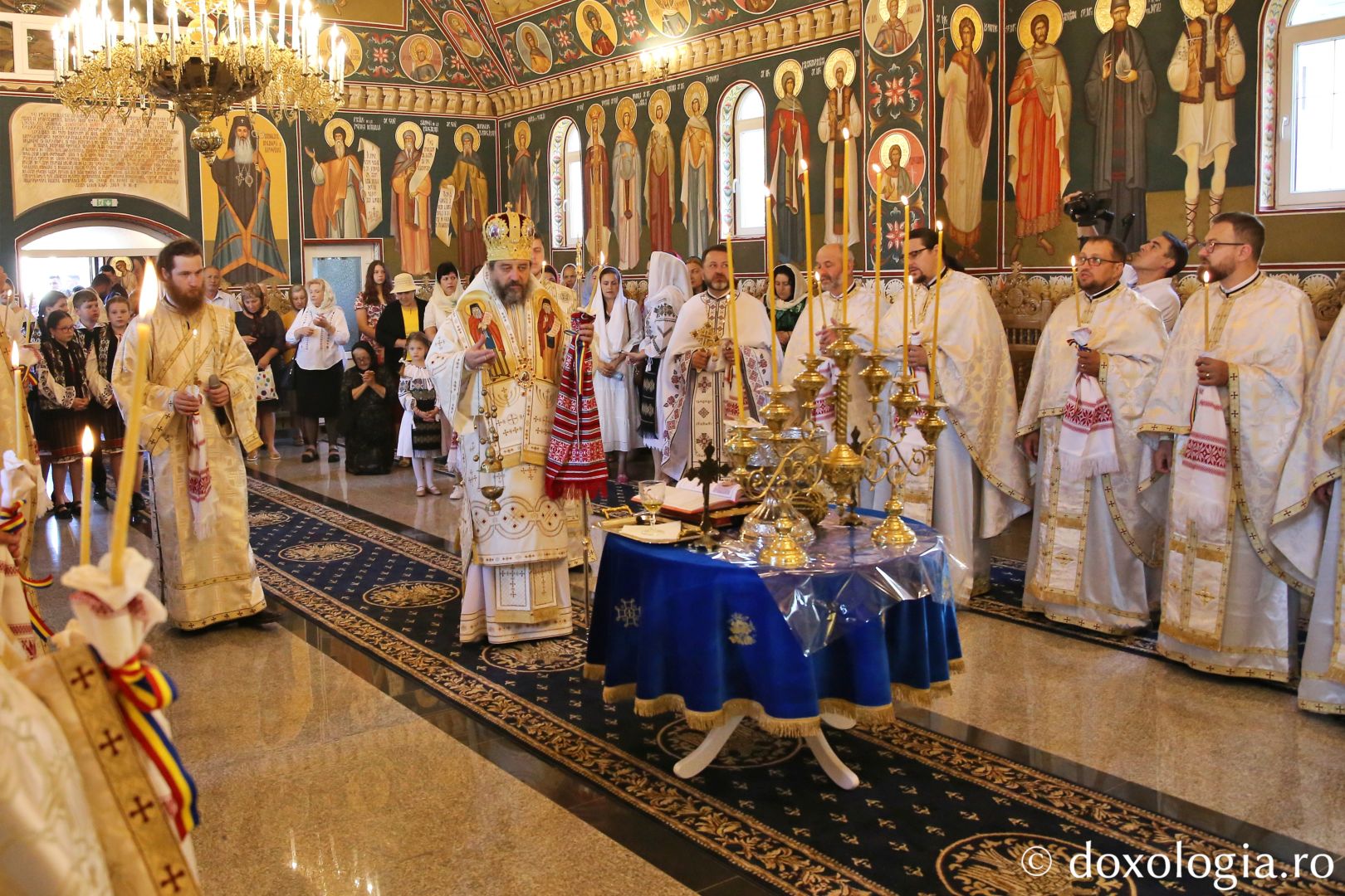 PS Nichifor Botoșăneanul, dimpreună cu clericii din Darabani, la slujba de sfințire a Bisericii din Concești / Foto: Flavius Popa