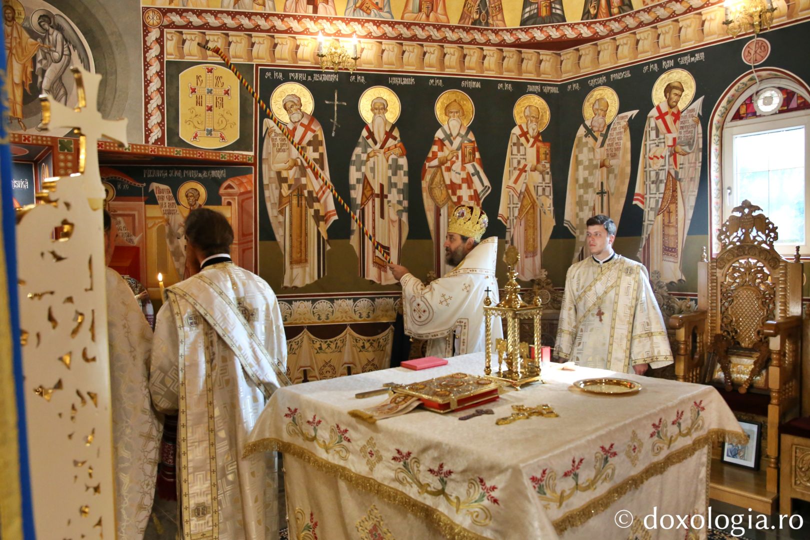 Sărbătoare la Parohia Concești: PS Nichifor Botoșăneanul a binecuvântat pictura și catapeteasma sfântului locaș / Foto: Flavius Popa