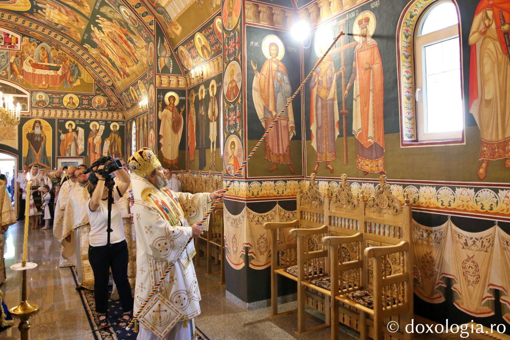 Sărbătoare la Parohia Concești: PS Nichifor Botoșăneanul a binecuvântat pictura și catapeteasma sfântului locaș / Foto: Flavius Popa