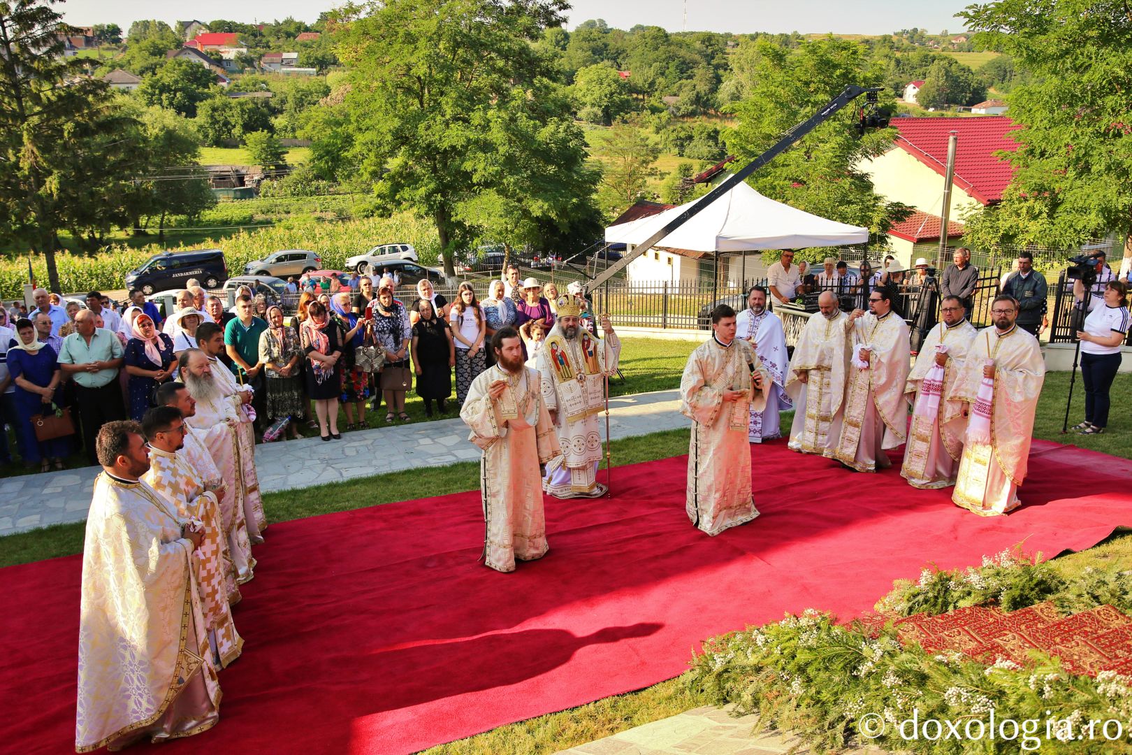 PS Nichifor Botoșăneanul, dimpreună cu clericii din Darabani, la Sfânta Liturghie, oficiată la Parohia Concești/ Foto: Flavius Popa