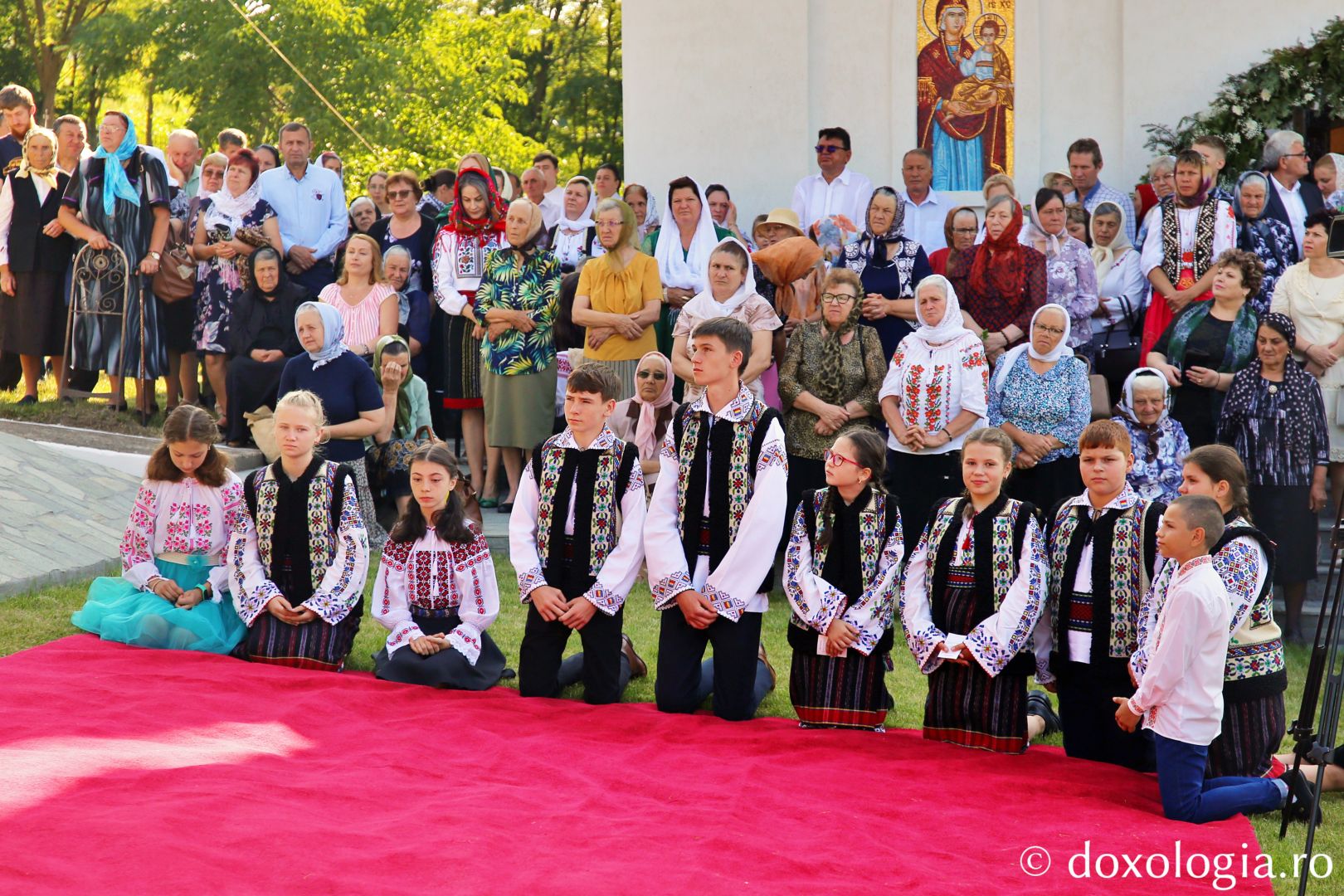 Credincioșii din Concești, prezenți la Sfânta Liturghie oficiată de PS Nichifor Botoșăneanul / Foto: Flavius Popa