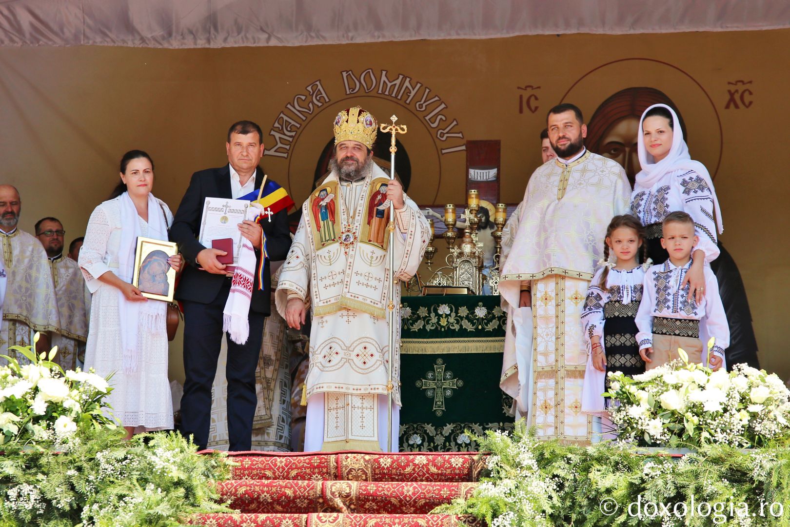 PS Nichifor Botoșăneanul, oferind distincții ctitorilor din Parohia Concești / Foto: Flavius Popa