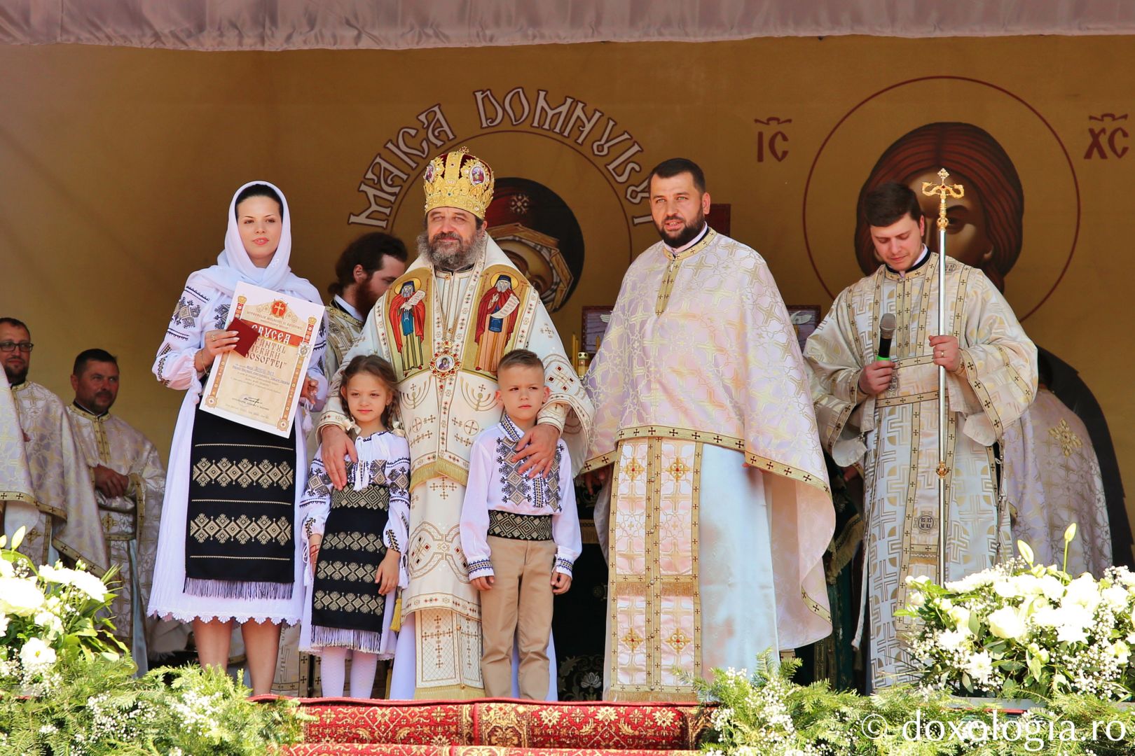 Familia preotului Alin Aroșoaie, alături de PS Nichifor Botoșăneanul / Foto: Flavius Popa Familia preotului Alin Aroșoaie, alături de PS Nichifor Botoșăneanul / Foto: Flavius Popa