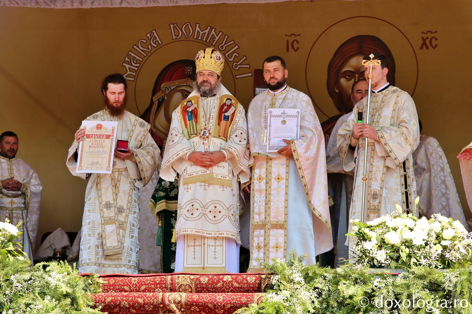 PS Nichifor Botoșăneanul, oferind distincții ctitorilor din Parohia Concești / Foto: Flavius Popa