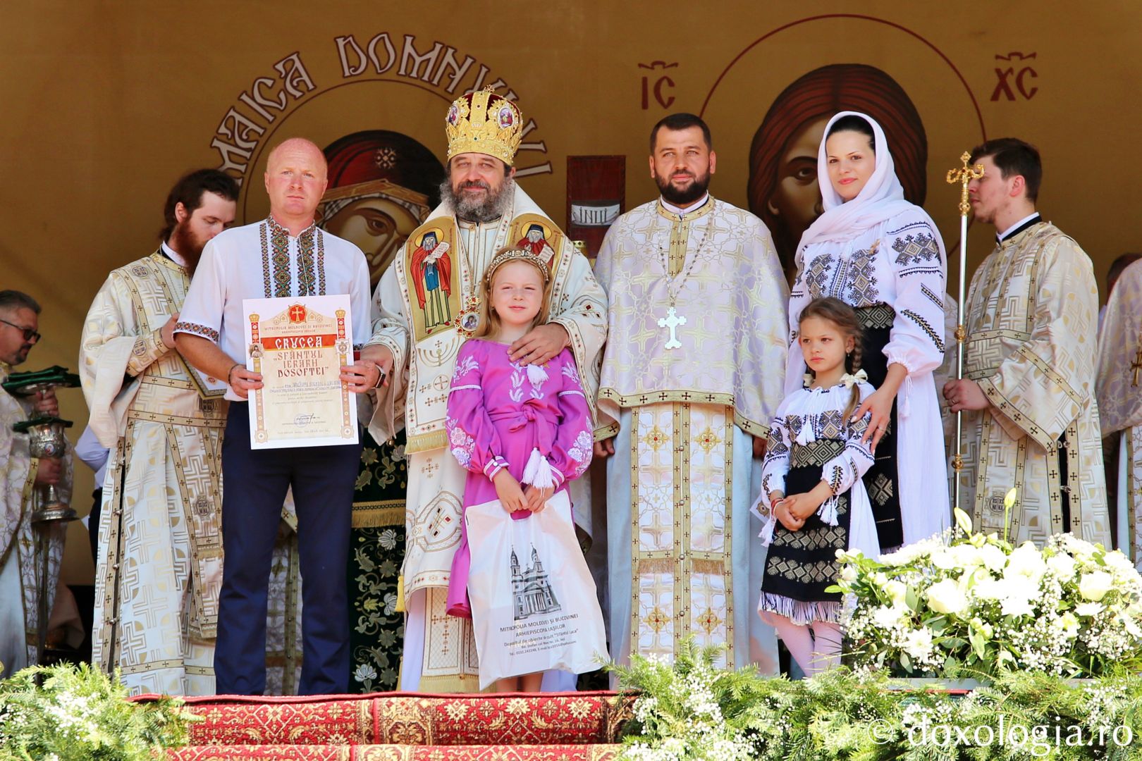 PS Nichifor Botoșăneanul, oferind distincții ctitorilor din Parohia Concești / Foto: Flavius Popa