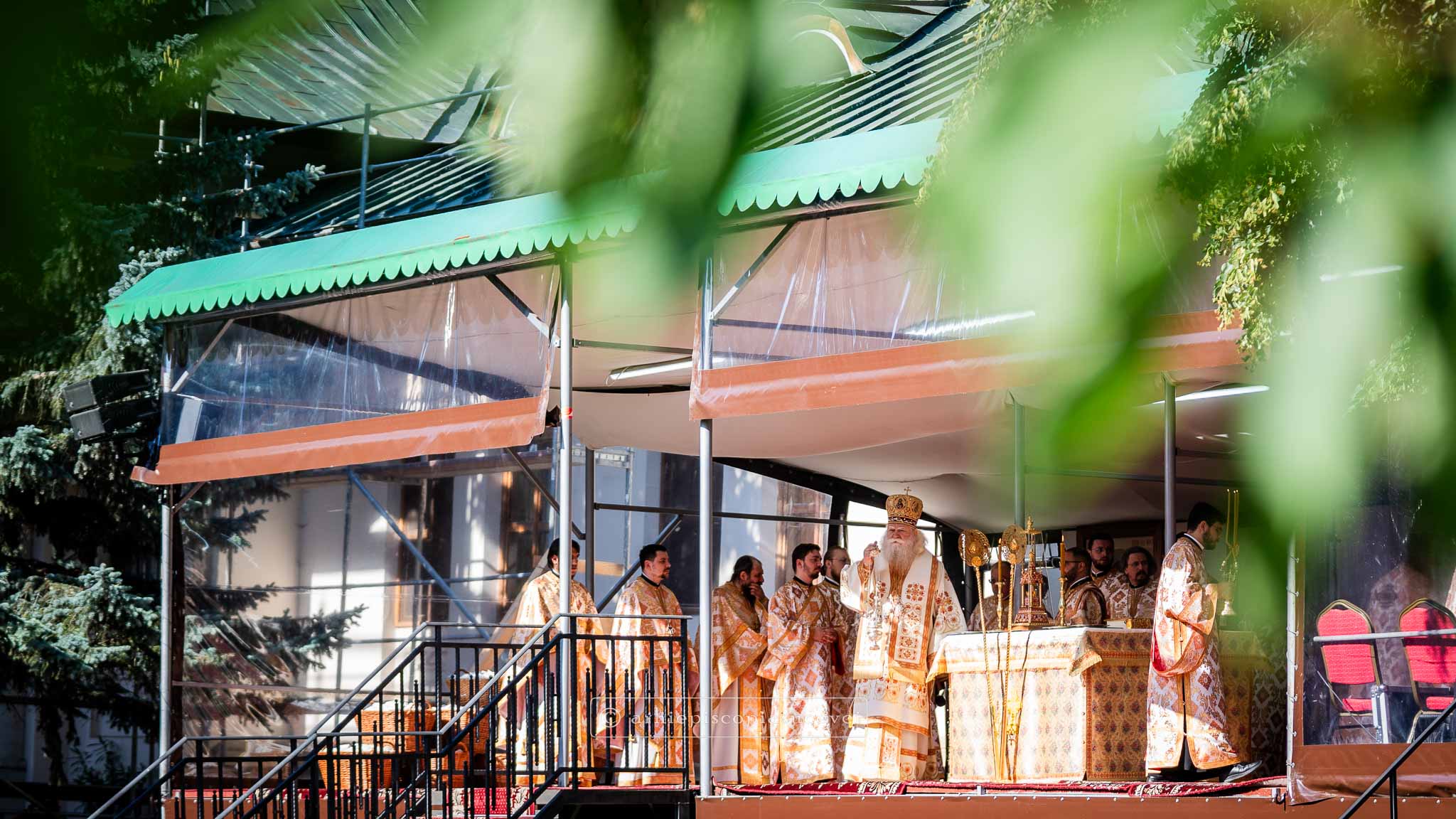 IPS Calinic, Arhiepiscopul Sucevei și Radautilor, slujind Sfânta Liturghie la Mănăstirea Sfântul Ioan cel Nou de la Suceava IPS Calinic, Arhiepiscopul Sucevei si Radautilor, slujind Sfanta Liturghie la Manastirea Sf. Ioan cel Nou de la Suceava