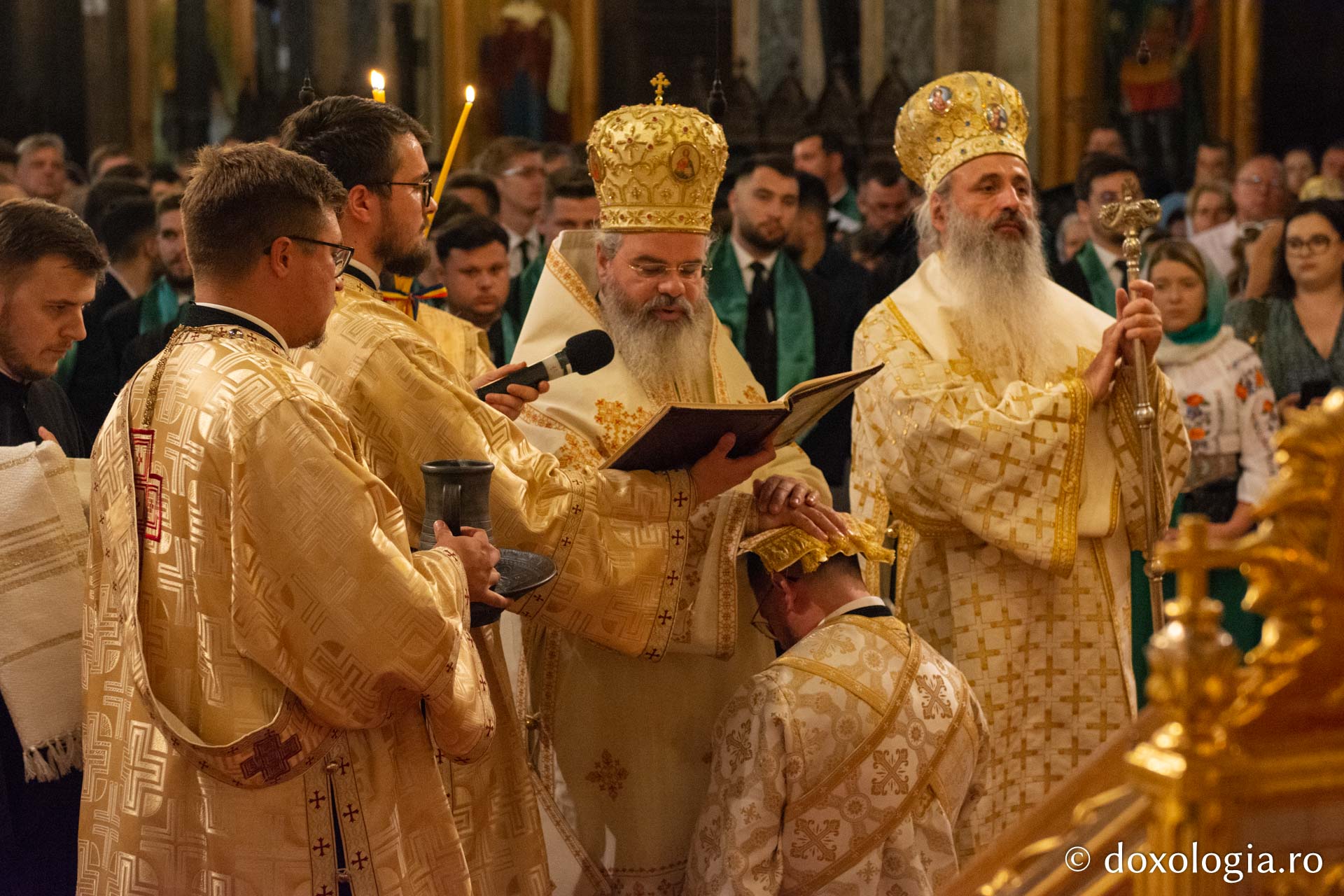 Studenții teologi ieșeni au depus jurământul de credință față de Biserica Ortodoxă