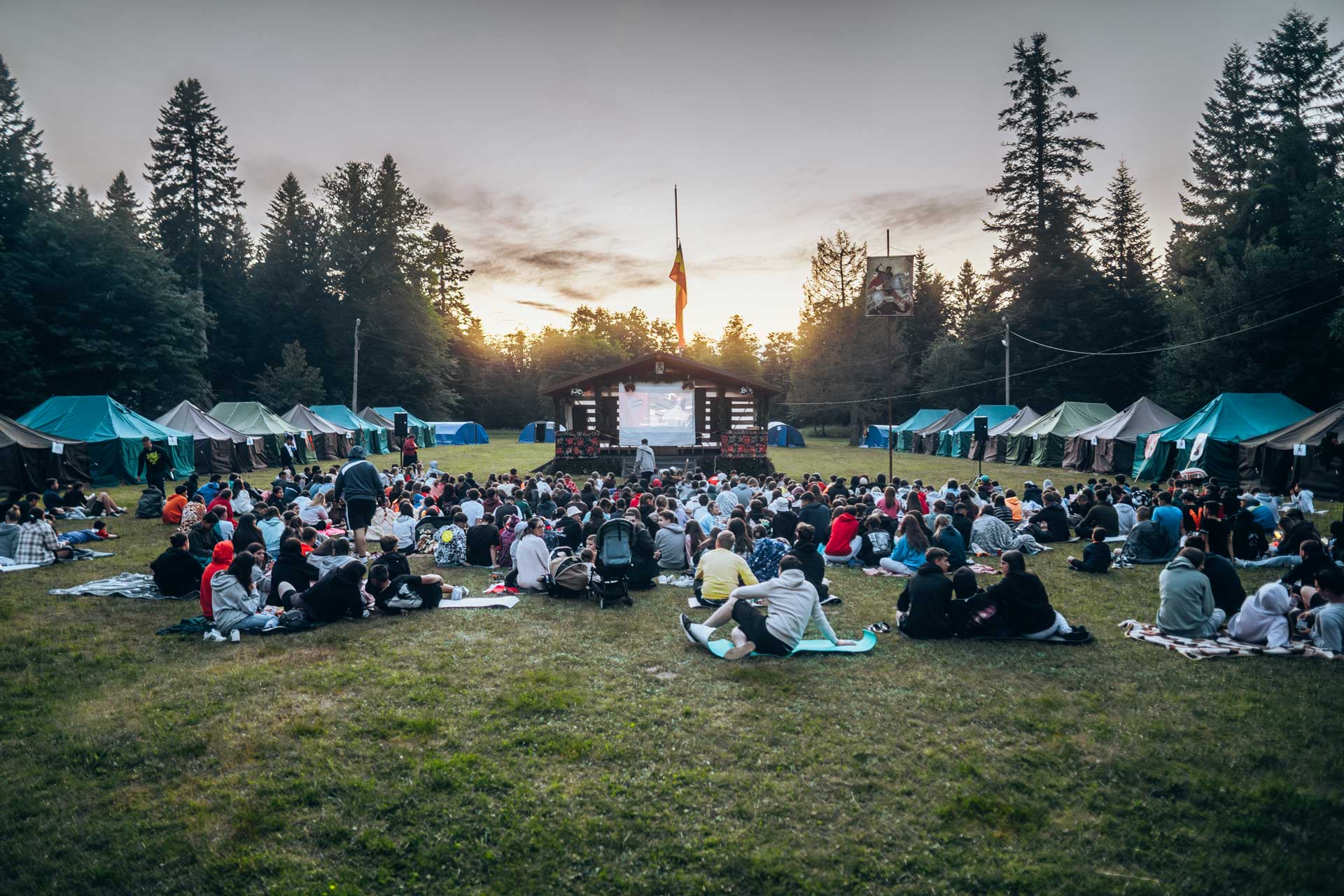 Tinerii aflați în tabăra Nemțișor