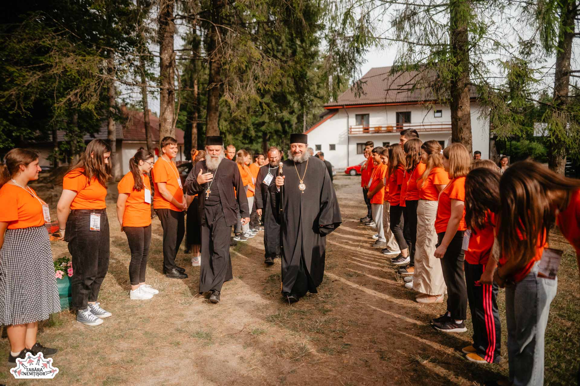 PS Nichifor Botoșăneanul, alături de tinerii din tabăra Nemțișor