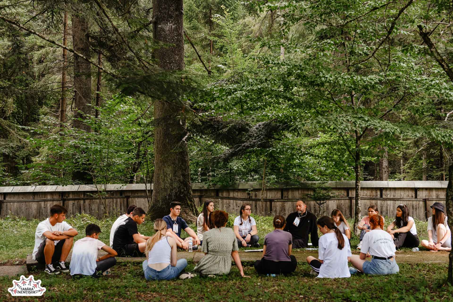 Tinerii aflați în tabăra Nemțișor