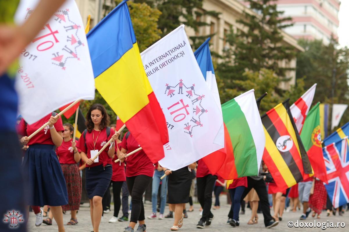 Tineri cu steaguri în mâini