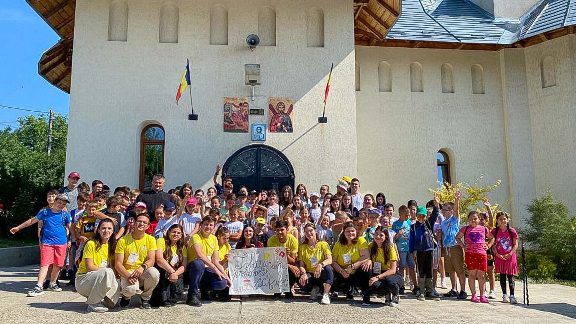 Copii în fața bisericii