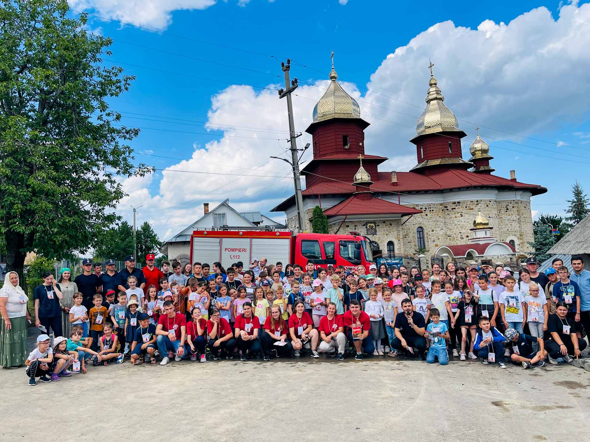 Grup de tineri în fața bisericii