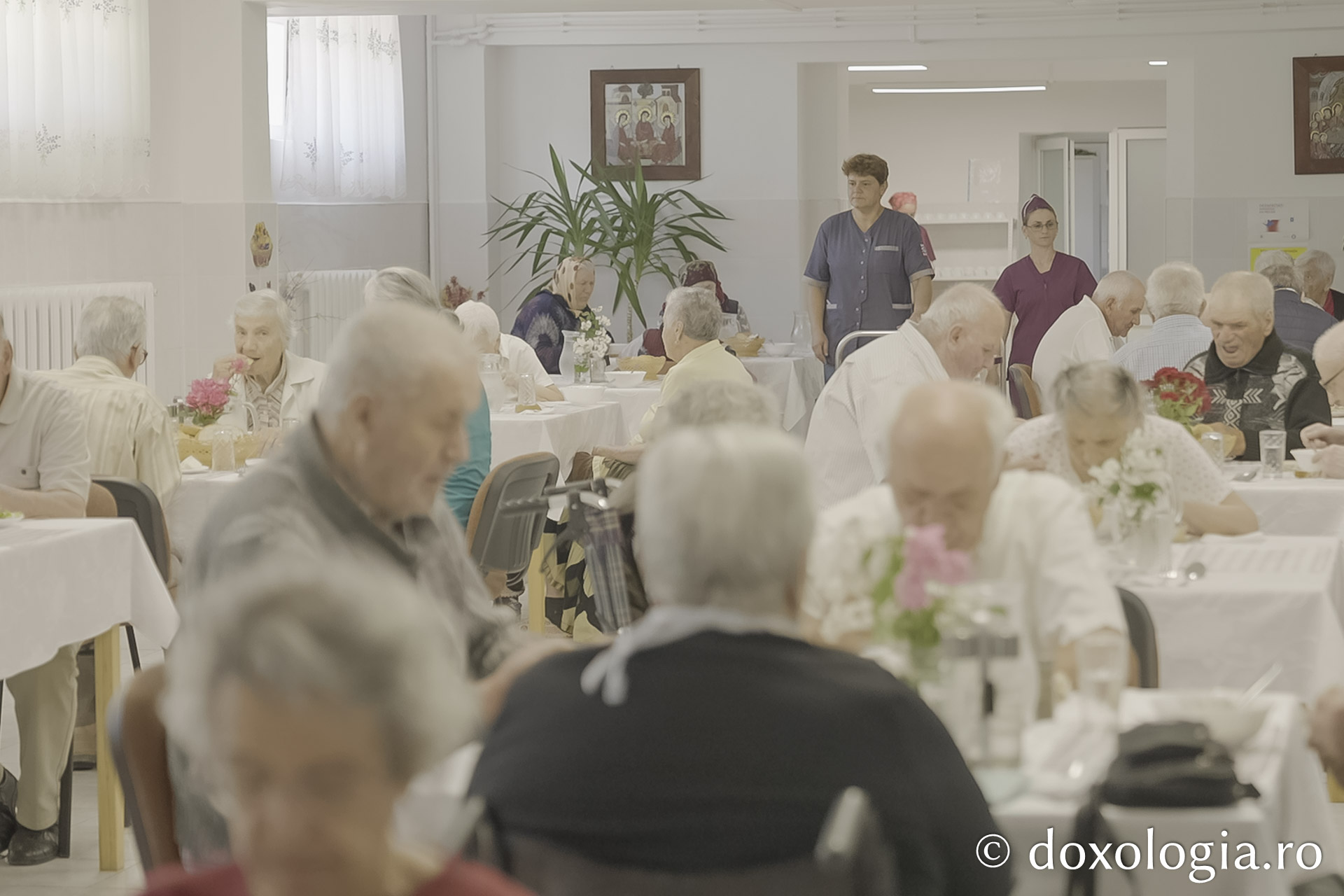 Timpul mesei la Centrul Rezidențial pentru persoane vârstnice „Cuvioasa Nazaria”
