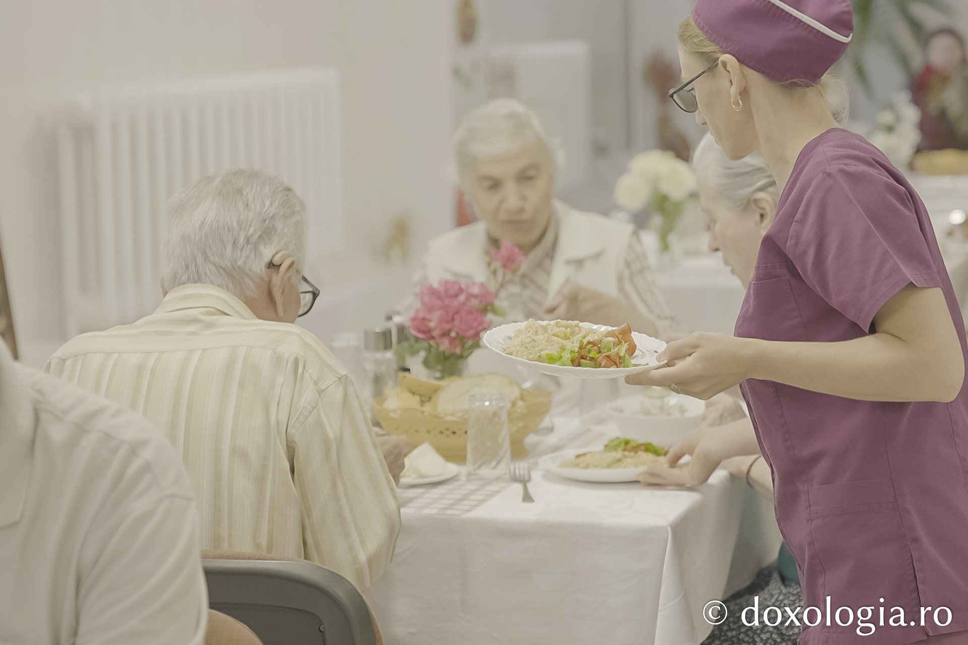 Timpul mesei la Centrul Rezidențial pentru persoane vârstnice „Cuvioasa Nazaria”