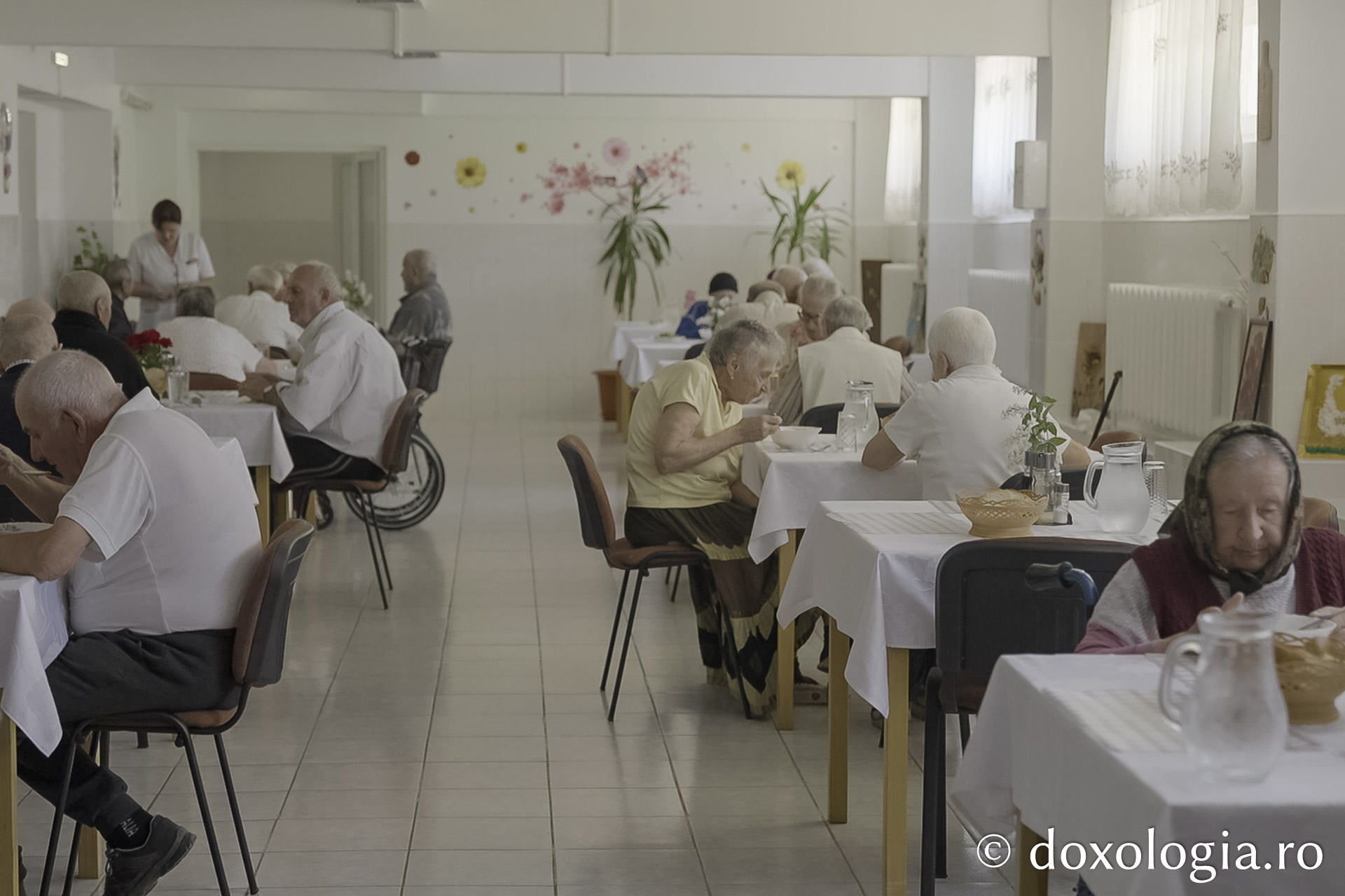 Timpul mesei la Centrul Rezidențial pentru persoane vârstnice „Cuvioasa Nazaria”