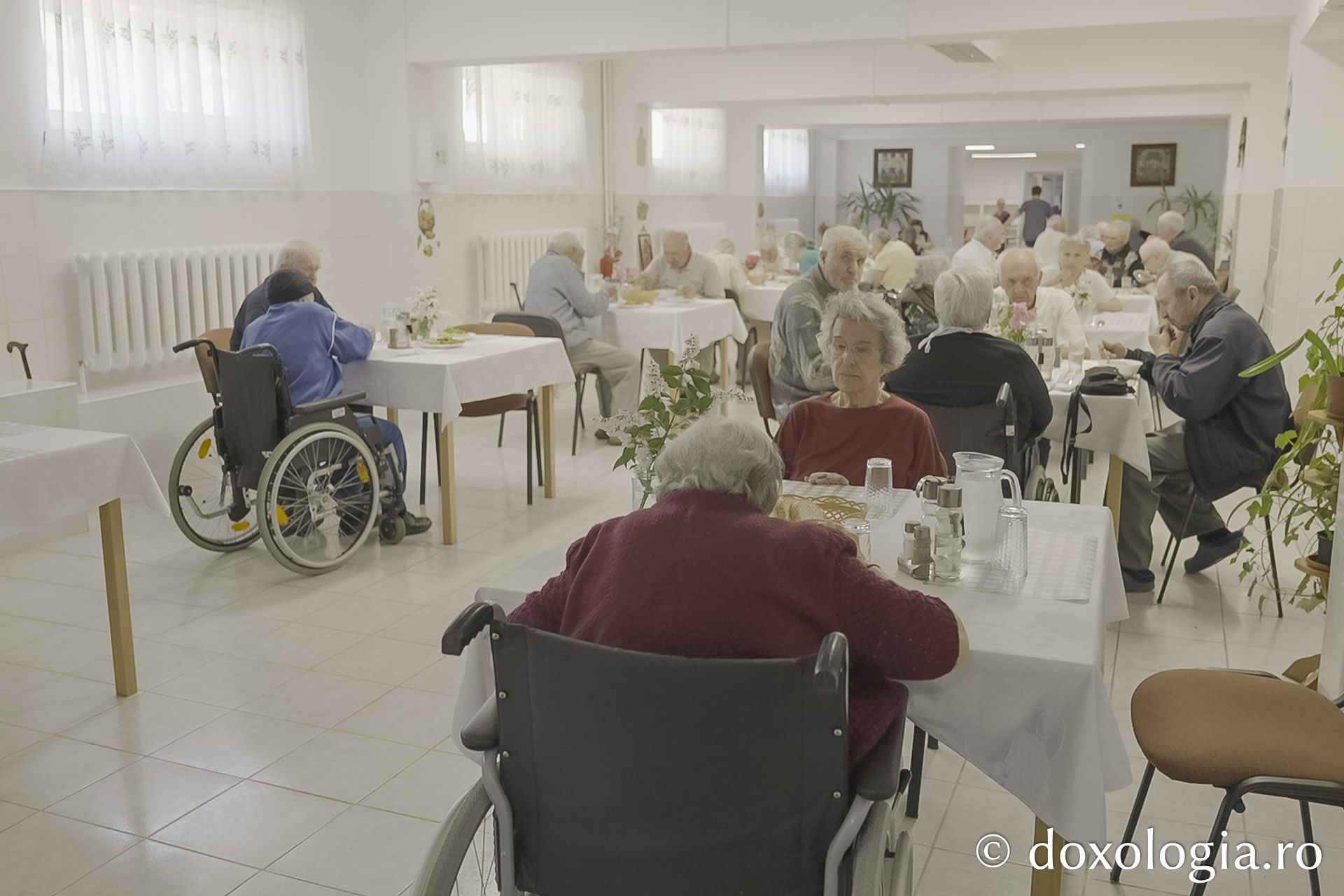 Timpul mesei la Centrul Rezidențial pentru persoane vârstnice „Cuvioasa Nazaria”