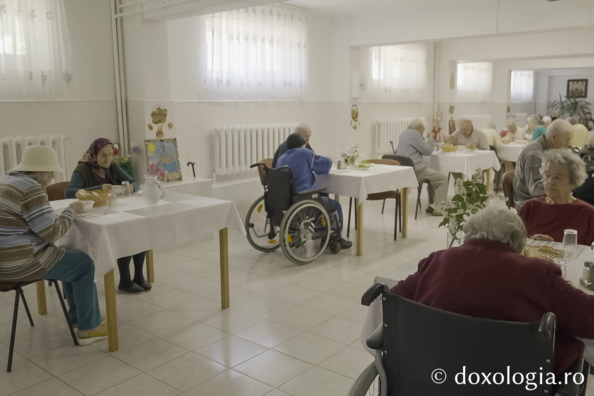 Timpul mesei la Centrul Rezidențial pentru persoane vârstnice „Cuvioasa Nazaria”
