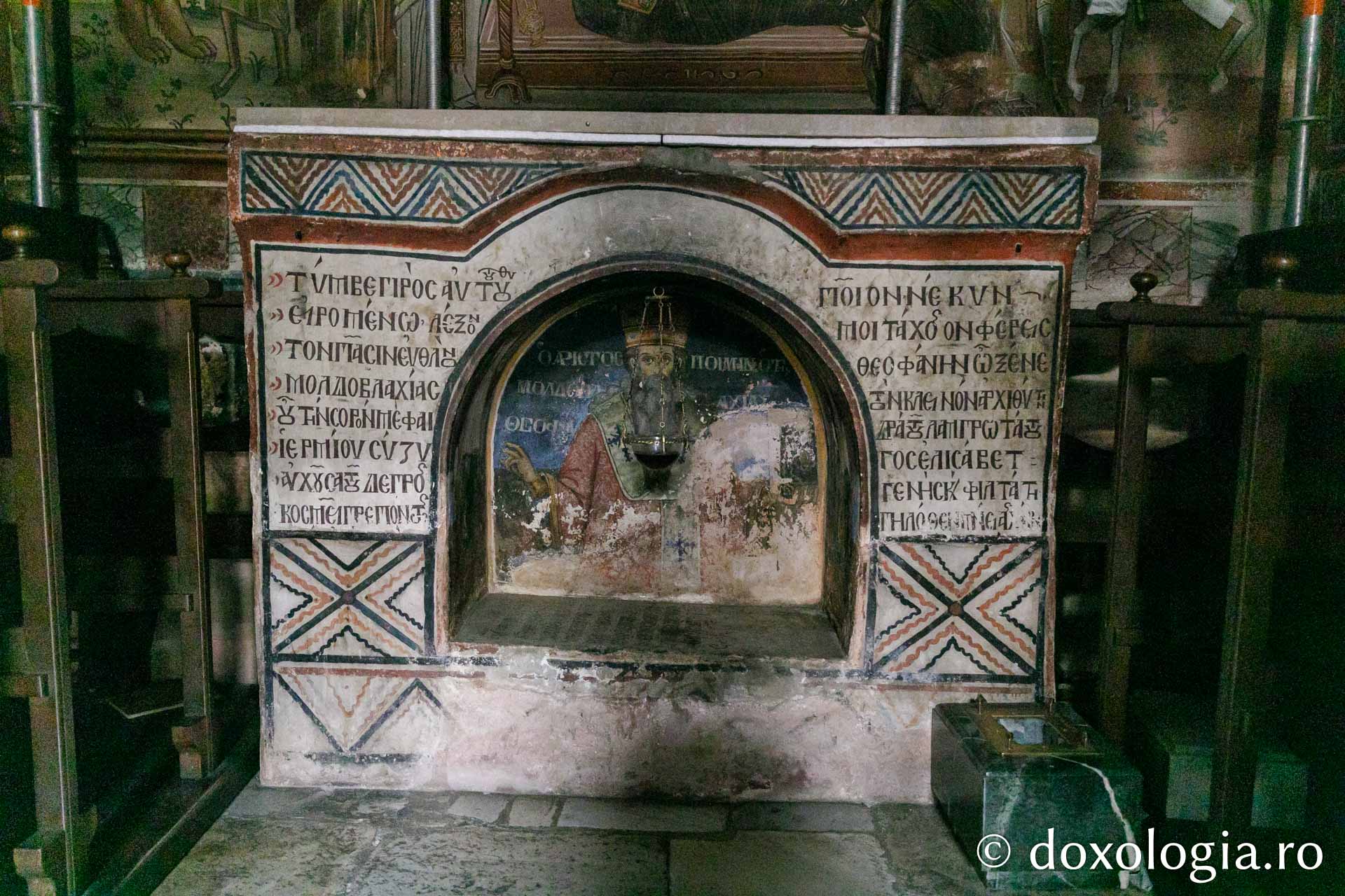 Mormântul Mitropolitului Teofan al II-lea al Moldovei de la Mănăstirea Dohiariu / Foto: Pr. Silviu Cluci Mormântul Mitropolitului Teofan al II-lea al Moldovei
