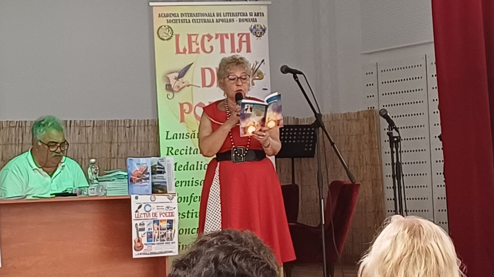 Recitare de poezie - Festivalul-concurs Internațional de poezie, proză și grafică „Nicolae Dabija – Tăcerea răstignită”