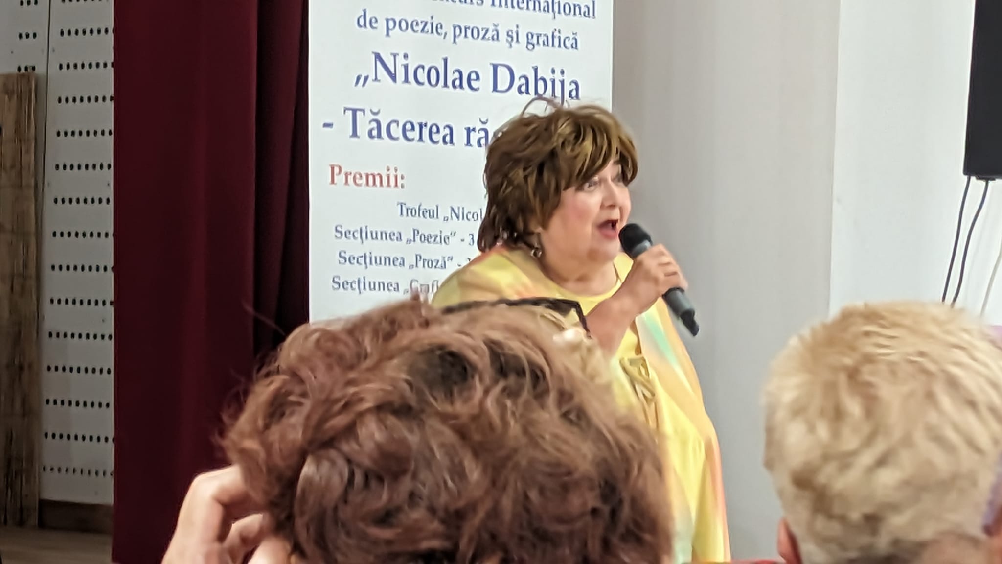 Recitare de poezie la Festivalul-concurs Internațional de poezie, proză și grafică „Nicolae Dabija – Tăcerea răstignită”