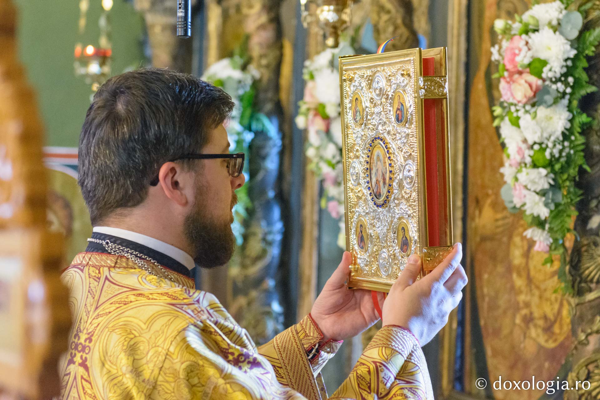 Diacon, ținând în mâini Sfânta Evanghelie