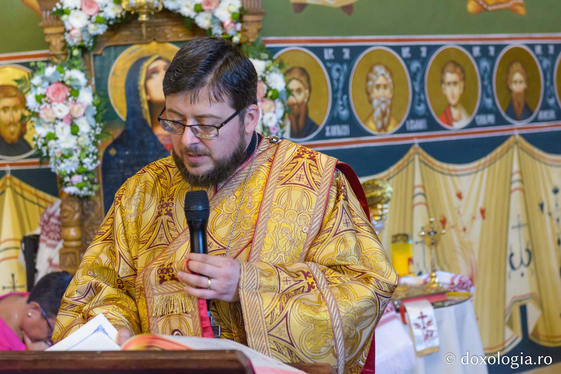 Diacon, citind Sfânta Evanghelie