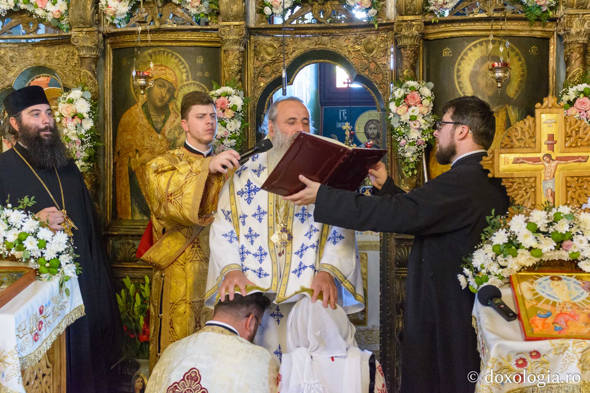 Hirotesie întru iconom stavrofor