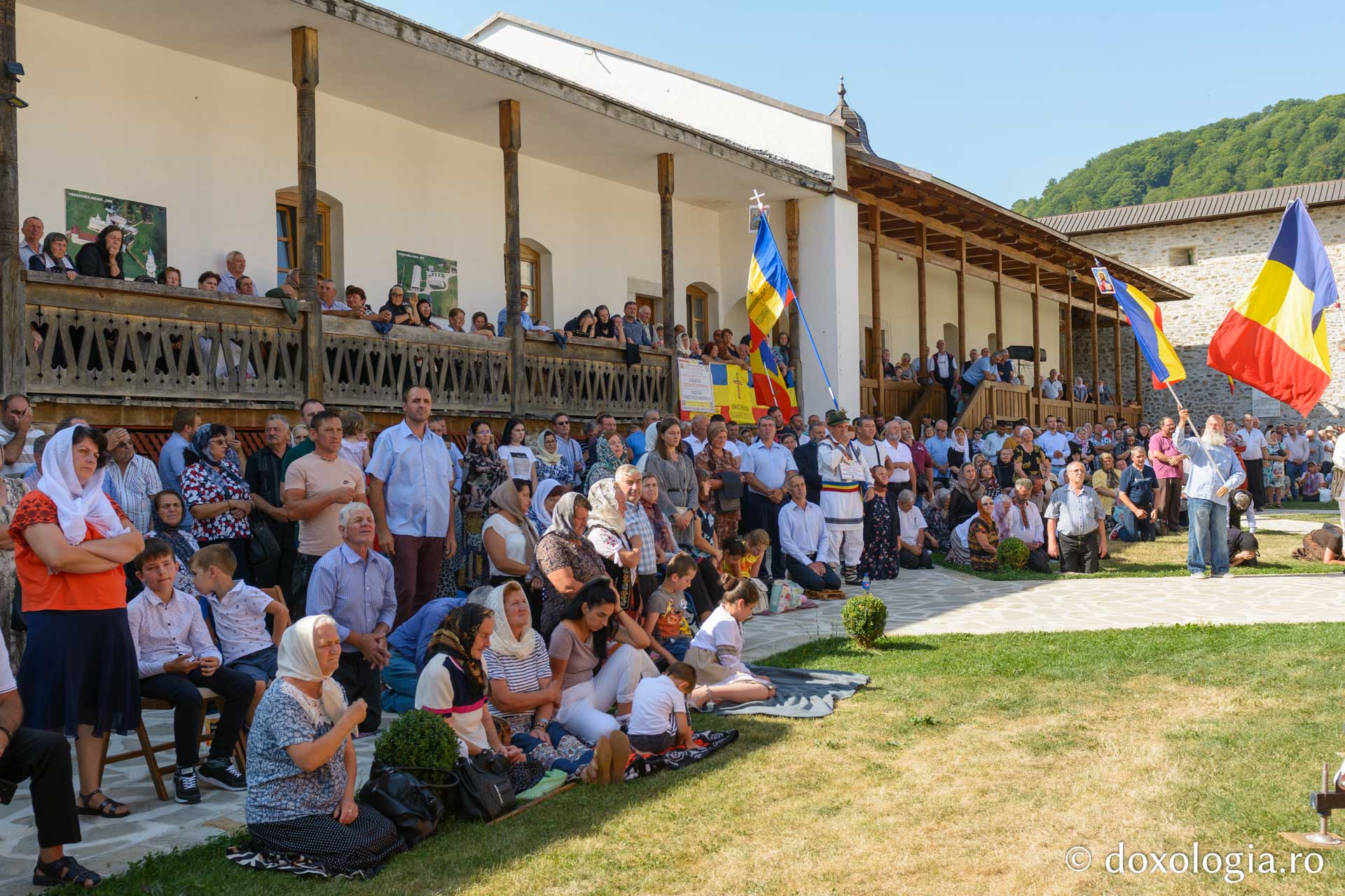 Moment din Sfânta Liturghie / Foto: Mihail Vrăjitoru Credincioși, participând la Sfânta Liturghie