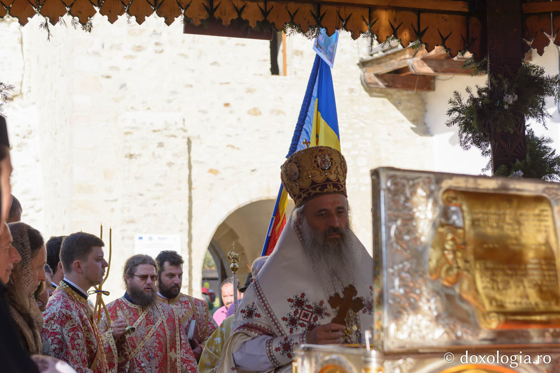 IPS Teofan s-a închinat la racla cu moaștele Sfântului Ierarh Varlaam / Foto: Mihail Vrăjitoru IPS Teofan