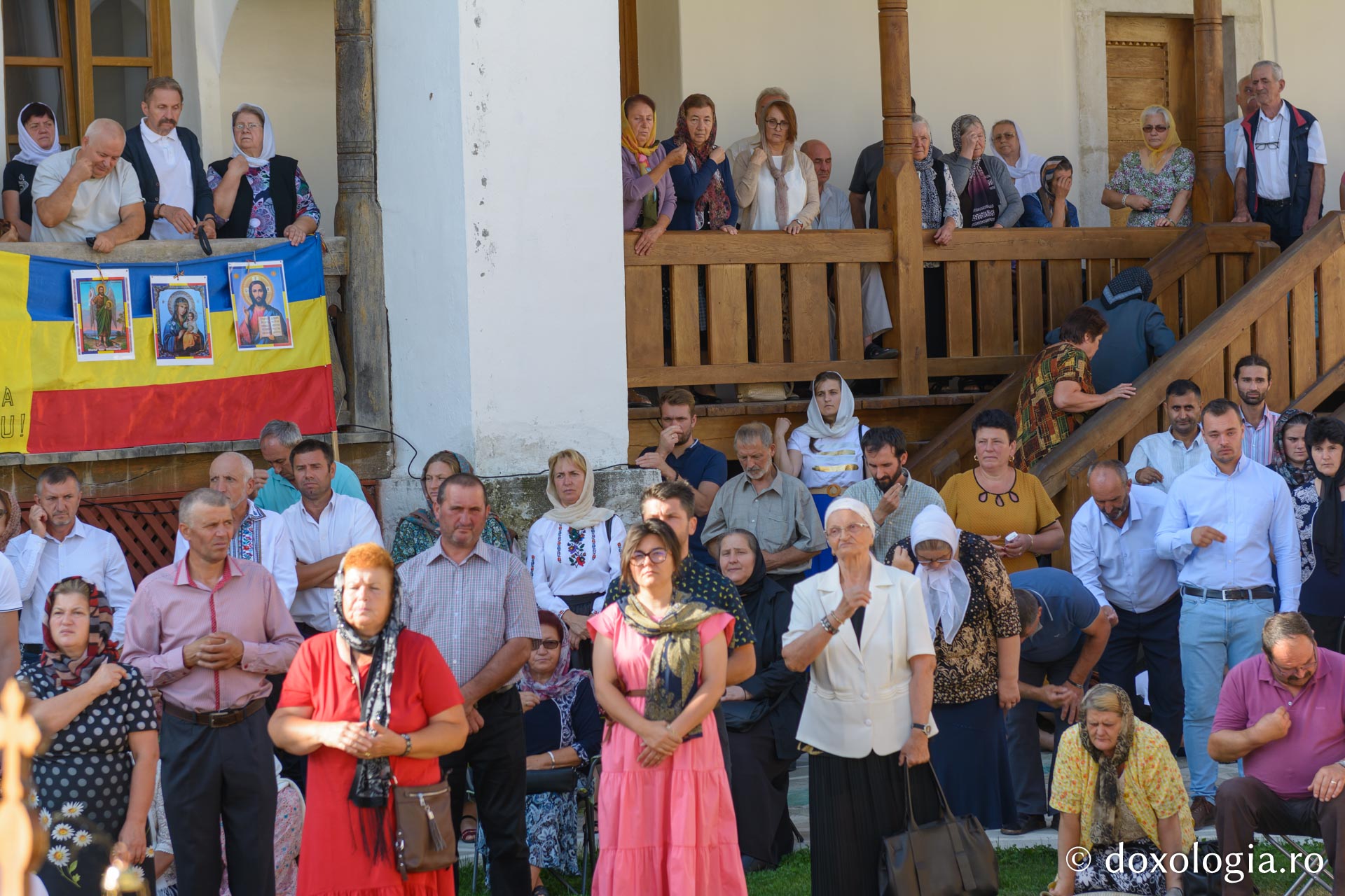 Credincioși, participând la Sfânta Liturghie / Foto: Mihail Vrăjitoru Credincioși, participând la Sfânta Liturghie