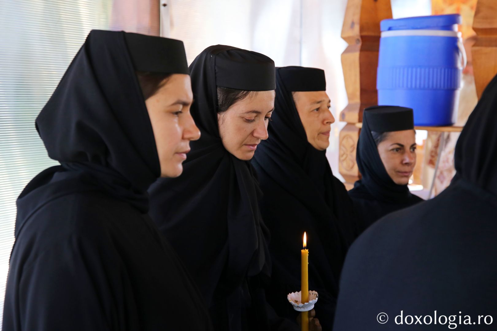 Corul Mănăstirii Paltin Petru Vodă oferind răspunsurile la Sfânta Liturghie / Foto: Flavius Popa