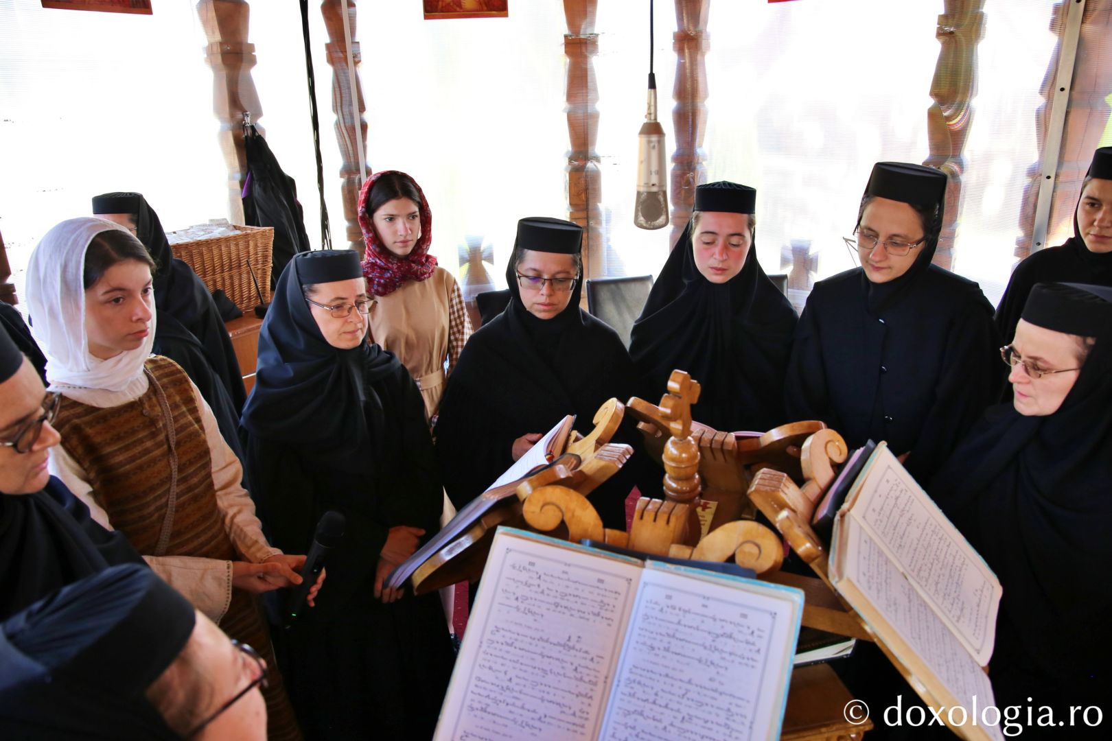 Corul Mănăstirii Paltin Petru Vodă oferind răspunsurile la Sfânta Liturghie / Foto: Flavius Popa