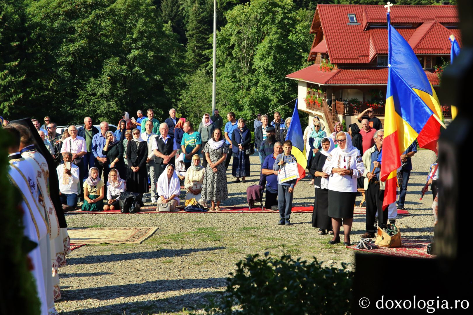 Credincioși din toată țara participând la hramul Mănăstirii Paltin Petru Vodă / Foto: Flavius Popa