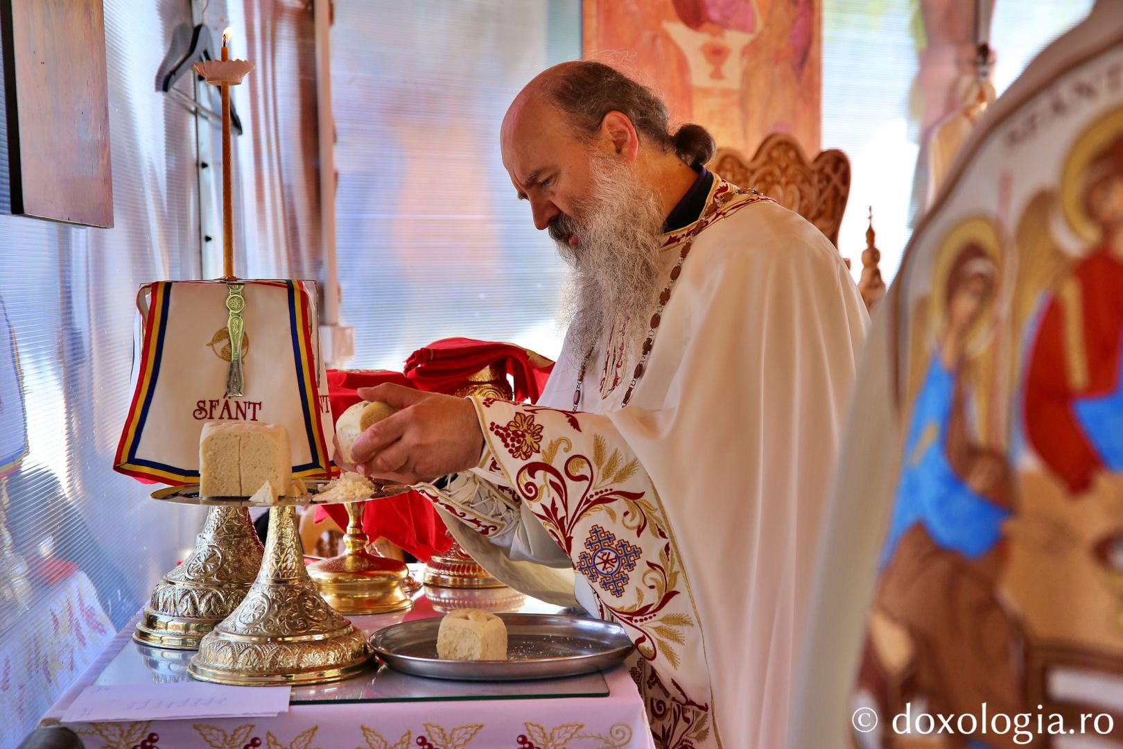 Arhim. Hariton Negrea săvârșind Proscomidia la Sfânta Liturghie oficiată cu prilejul hramului Mănăstirii Paltin Petru Vodă / Foto: Flavius Popa