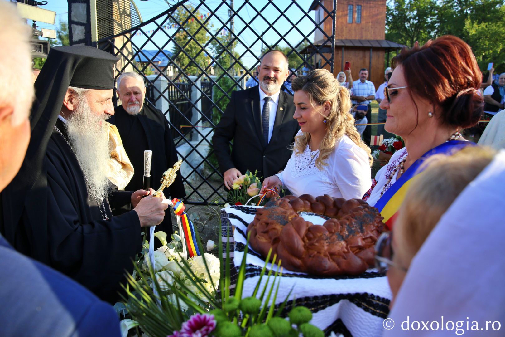 Autoritățile locale, întâmpinându-l pe IPS Teofan / Foto: Flavius Popa